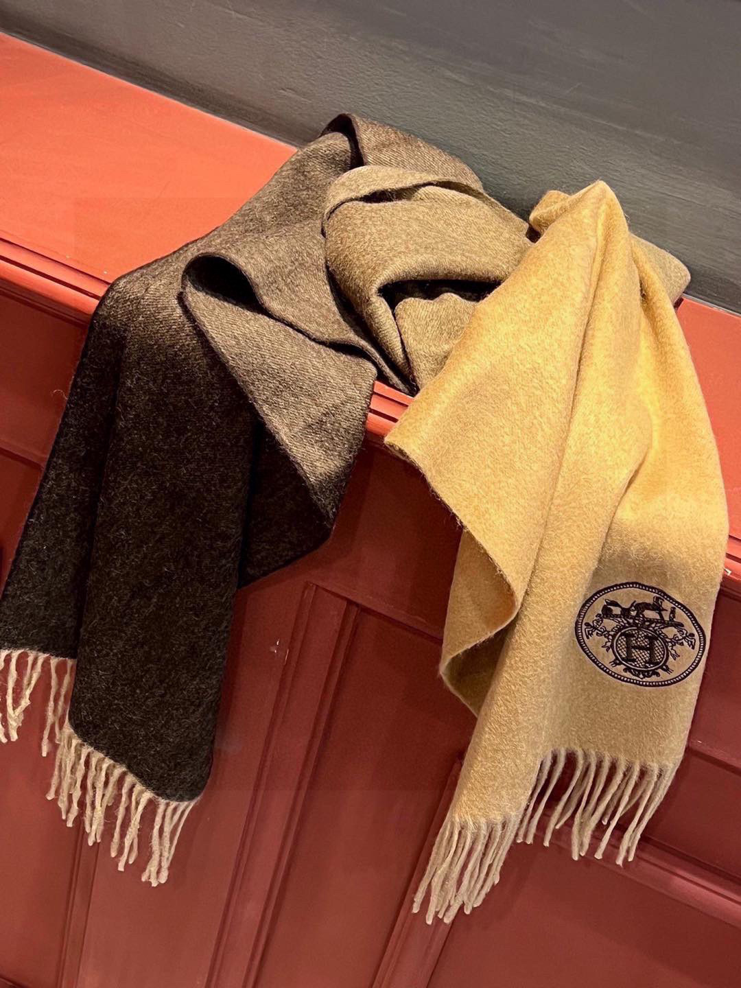  ✨✨太美了😍 爱马仕 美到要尖叫😱专柜最新款🎊英伦欧美范儿「多色渐变」又是一款即时尚又实用的大围巾&长