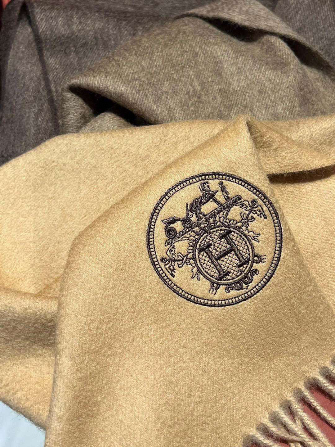  ✨✨太美了😍 爱马仕 美到要尖叫😱专柜最新款🎊英伦欧美范儿「多色渐变」又是一款即时尚又实用的大围巾&长