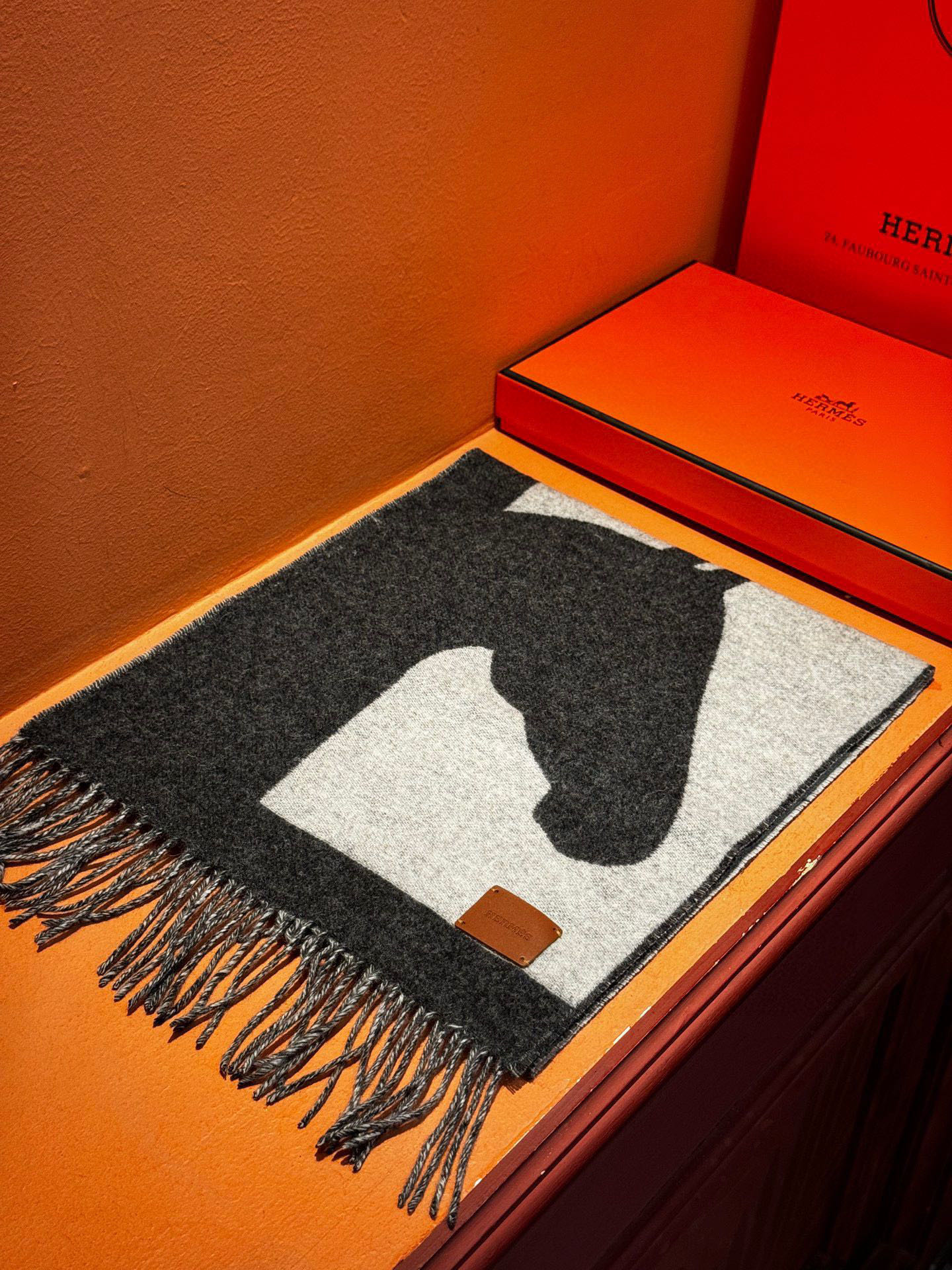   爱马仕新款 这款围巾采用细腻的撞色提花编织，呈现杰夫·麦克菲里奇（Geoff McFetridge）