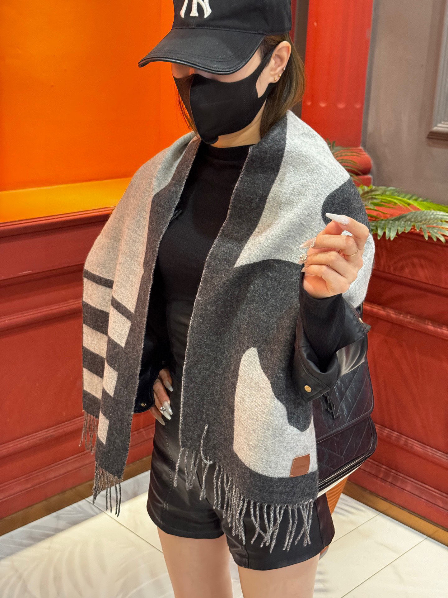   爱马仕新款 这款围巾采用细腻的撞色提花编织，呈现杰夫·麦克菲里奇（Geoff McFetridge）