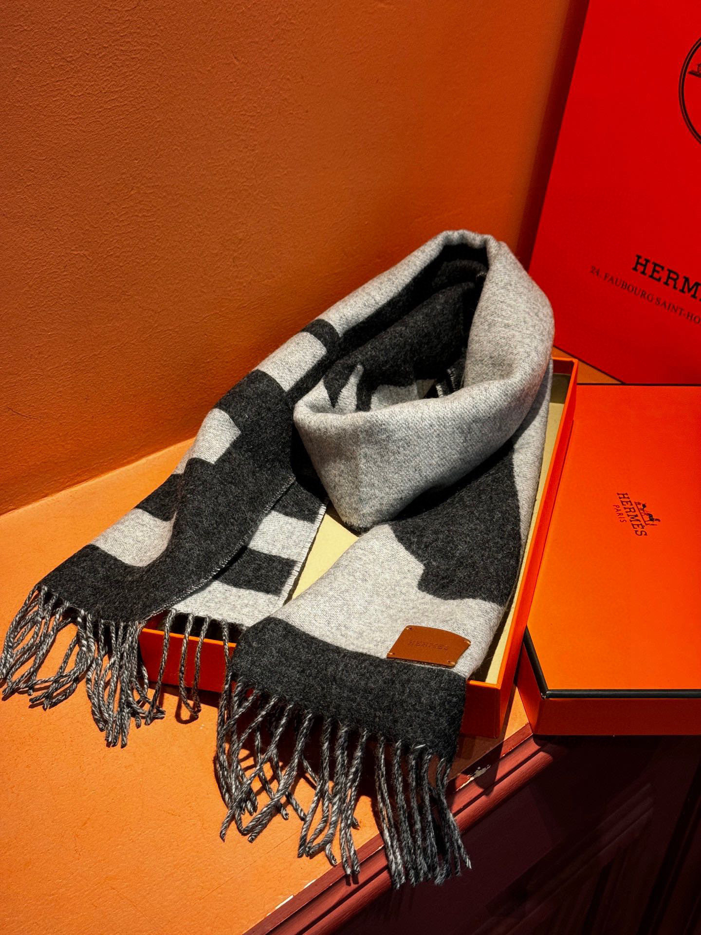   爱马仕新款 这款围巾采用细腻的撞色提花编织，呈现杰夫·麦克菲里奇（Geoff McFetridge）