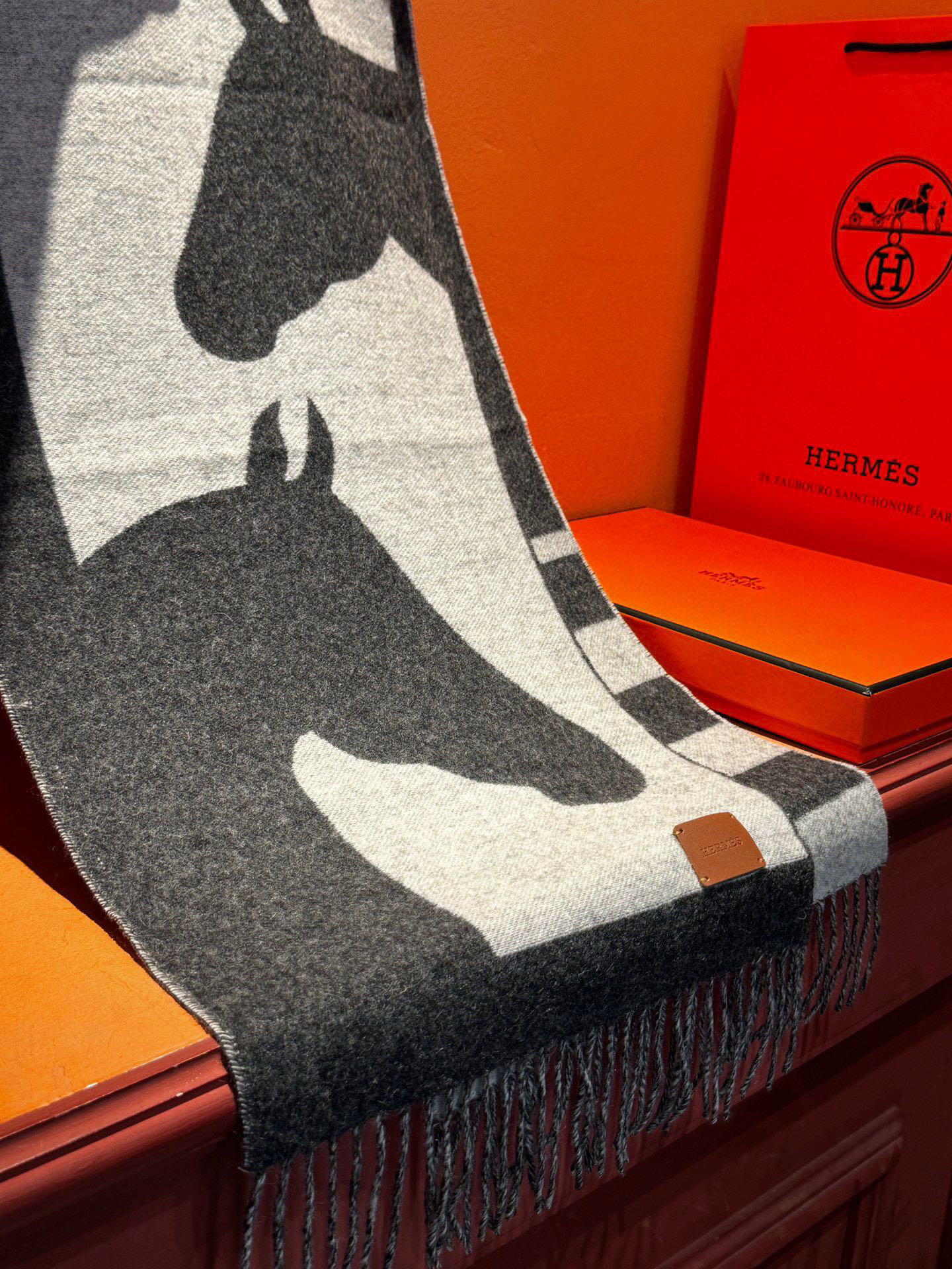   爱马仕新款 这款围巾采用细腻的撞色提花编织，呈现杰夫·麦克菲里奇（Geoff McFetridge）