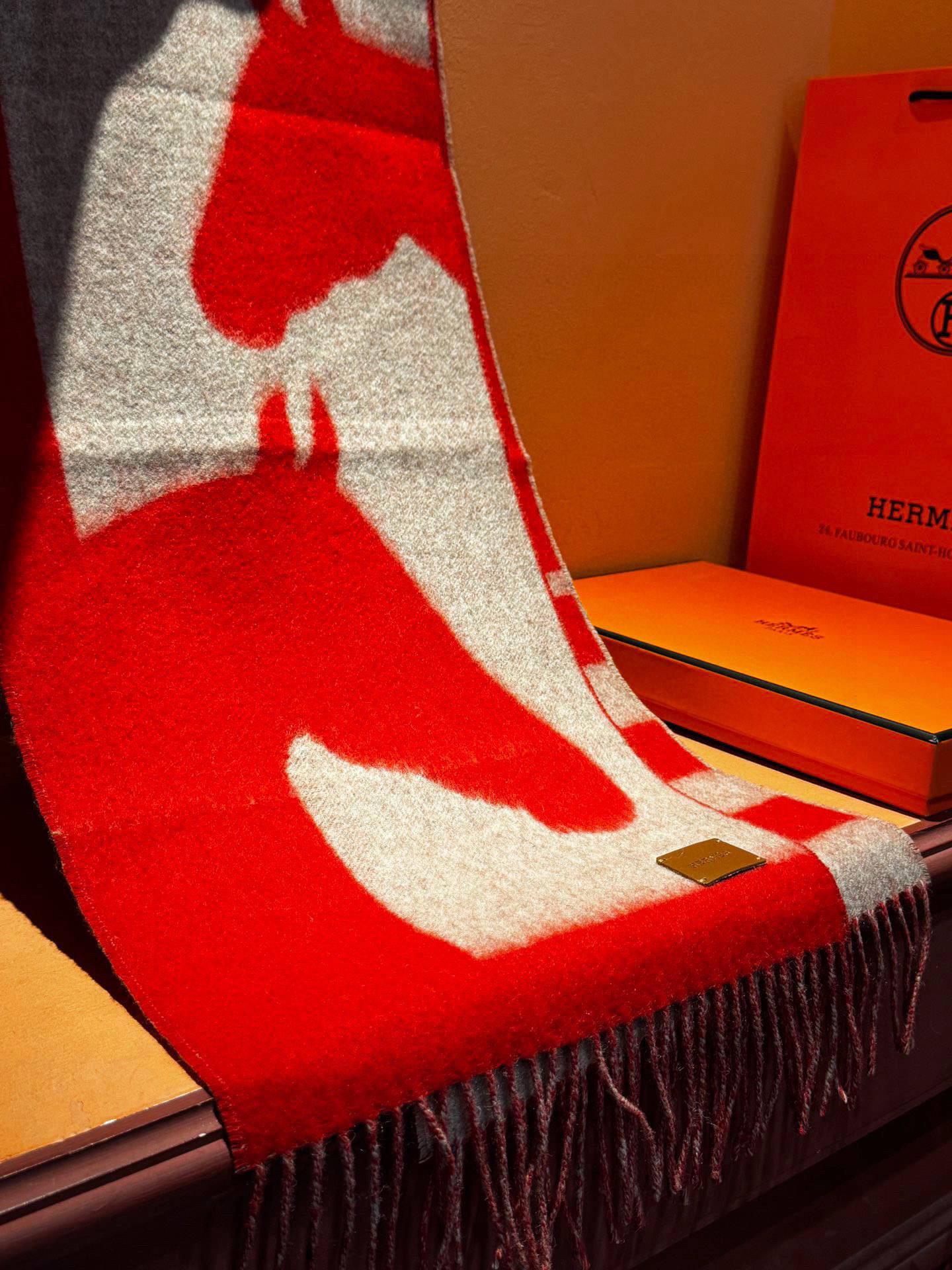   爱马仕新款 这款围巾采用细腻的撞色提花编织，呈现杰夫·麦克菲里奇（Geoff McFetridge）