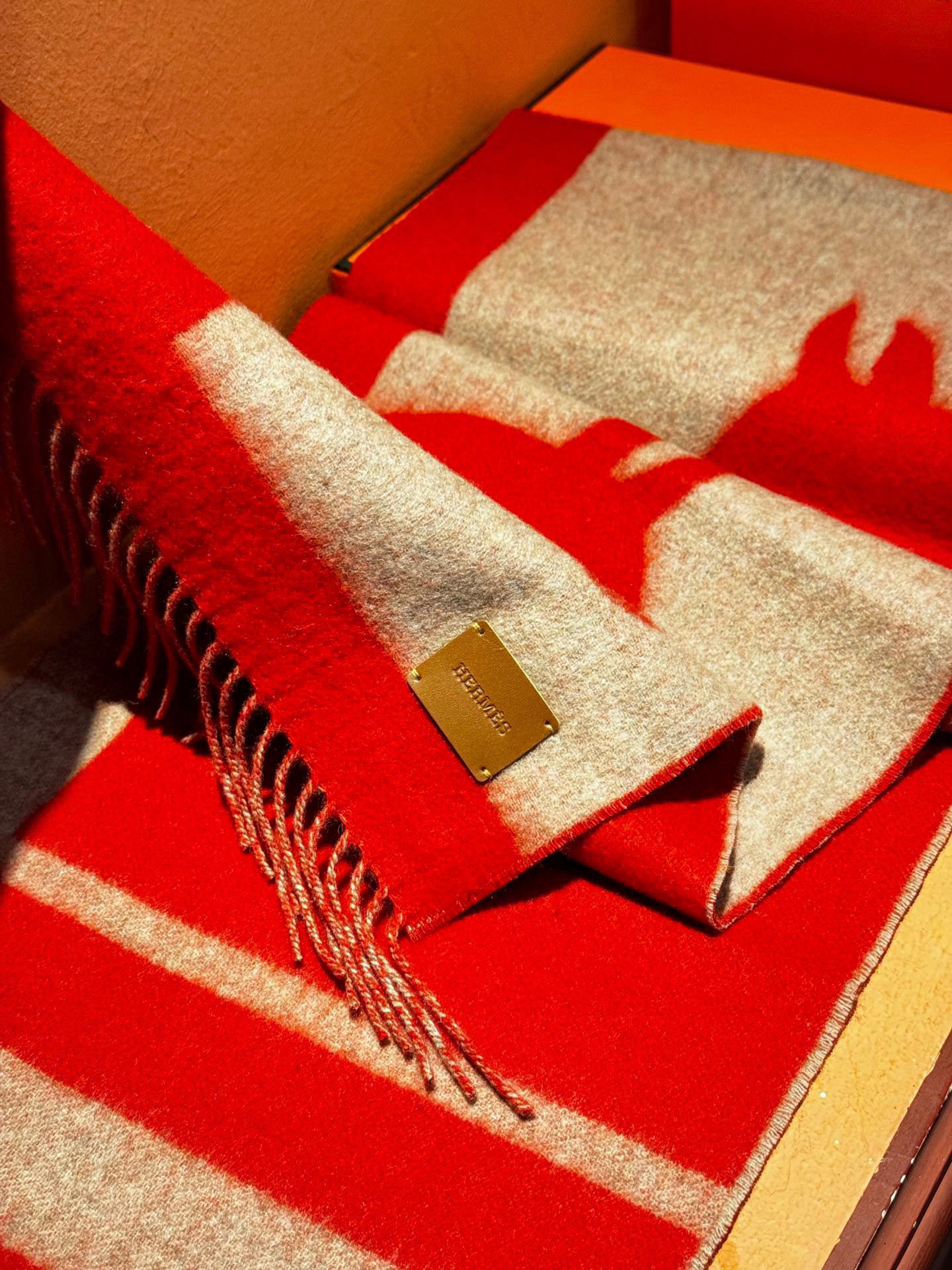   爱马仕新款 这款围巾采用细腻的撞色提花编织，呈现杰夫·麦克菲里奇（Geoff McFetridge）