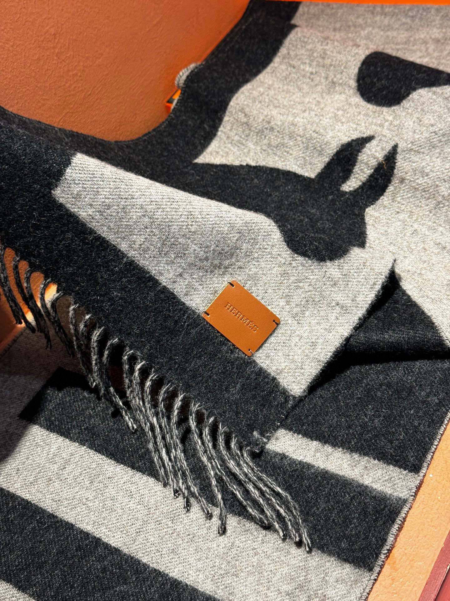   爱马仕新款 这款围巾采用细腻的撞色提花编织，呈现杰夫·麦克菲里奇（Geoff McFetridge）