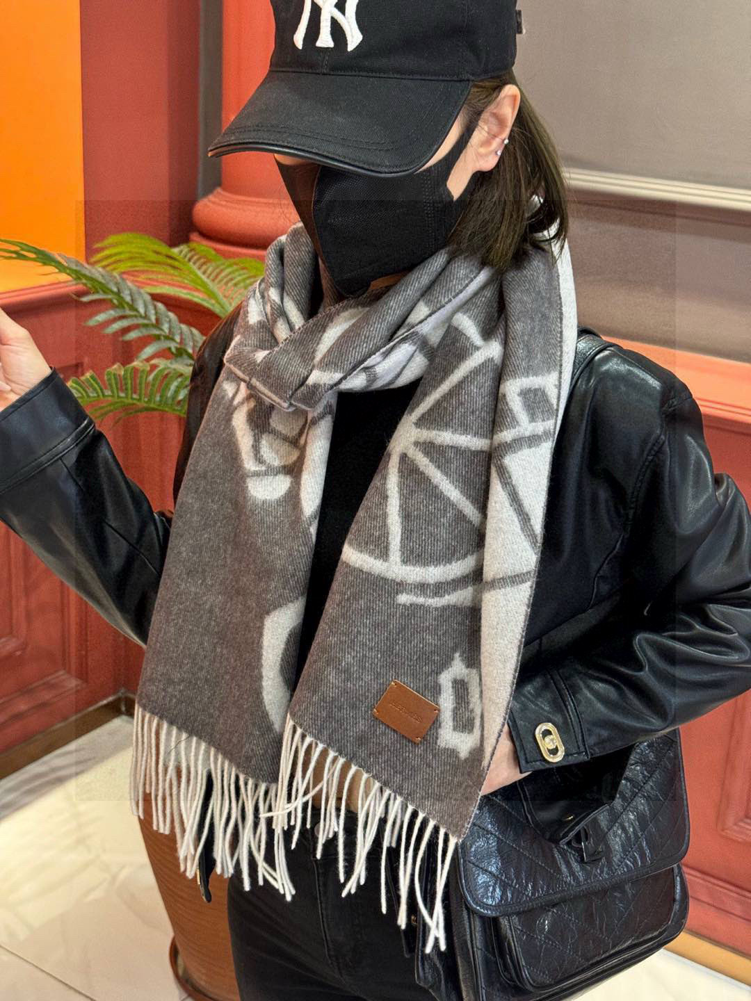   爱马仕👍巴黎时装展商务男士女士羊绒围巾。代工厂臻选上乘的超细羊绒纤维 进行纯手工精梳处理 耗时耗力 