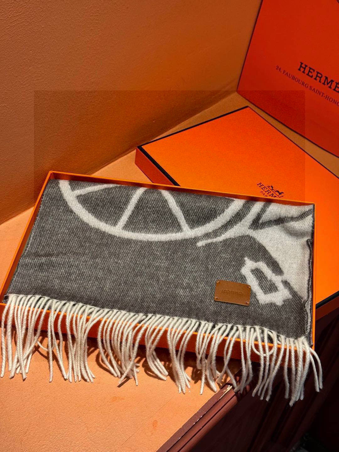   爱马仕👍巴黎时装展商务男士女士羊绒围巾。代工厂臻选上乘的超细羊绒纤维 进行纯手工精梳处理 耗时耗力 
