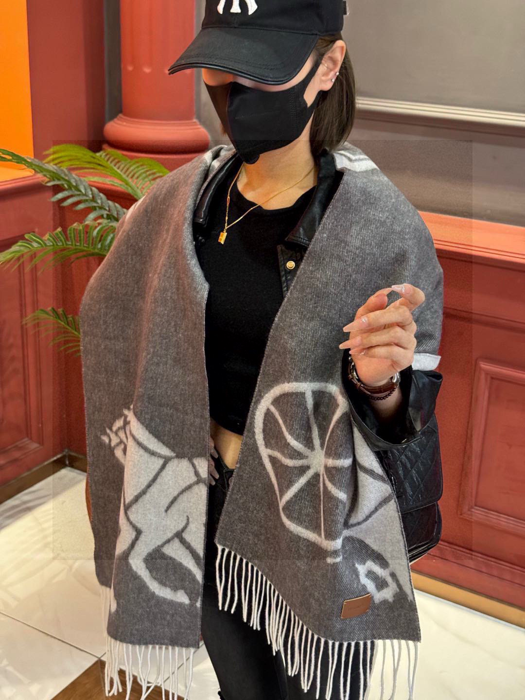 NO:338564,Hermes Paris Fashion Exhibition Business Men's and Women's Cashmere Scarf OEM Factory selected the best ultra-fine cashmere fiber. It is purely hand-combed, which consumes time and effort. Then soaked in clear spring water to make the cashmere fiber present a unique fluffy texture. The feel is so delicate. Finally, with exquisite imprinting and ironing technology, it has a luxurious and soft surface luster. The process is particularly complicated. Using Mongolian Plateau fine cashmere!  !  The touch is full of delicate fluff!  This price is absolutely 100% affordable!  Exquisite embroidery craftsmanship!  It’s good to keep your own gifts!  Absolutely good product!  Size 335*170*2 High-version scarf, high-version scarf, hermes19860909爱马仕巴黎时装展商务男士女士羊绒围巾代工厂臻选上乘的超细羊绒纤维 进行纯手工精梳处理 耗时耗力 再以清泉水浸泡涤荡 使羊绒纤维呈现出独特的蓬松质感 手感才如此细腻 最后以考究压印与熨烫工艺 才有奢华柔和的表面光泽 工艺特别复杂哦采用蒙古高原细羊绒！！手感满满地都是细腻的绒毛！这个价格绝对百分之百的实惠！精湛绝伦的绣字工艺！送礼自留都不错！绝对好货！尺寸335*170*2 高版本围巾,高版本围巾,hermes,scarf