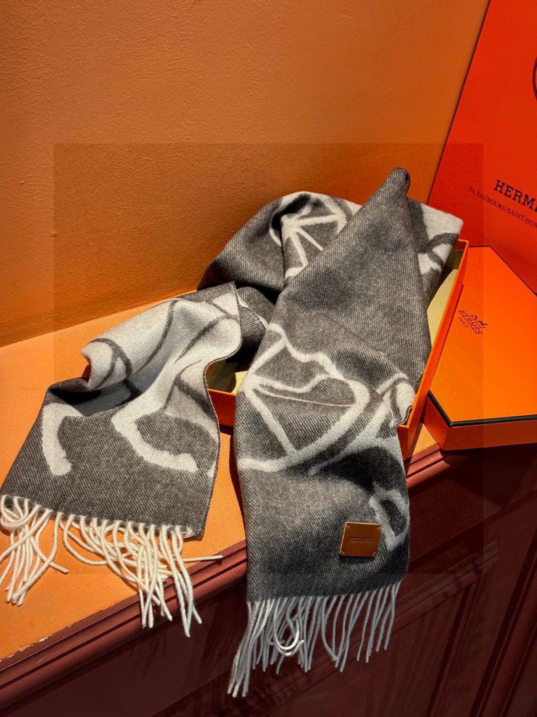  爱马仕👍巴黎时装展商务男士女士羊绒围巾。代工厂臻选上乘的超细羊绒纤维 进行纯手工精梳处理 耗时耗力 