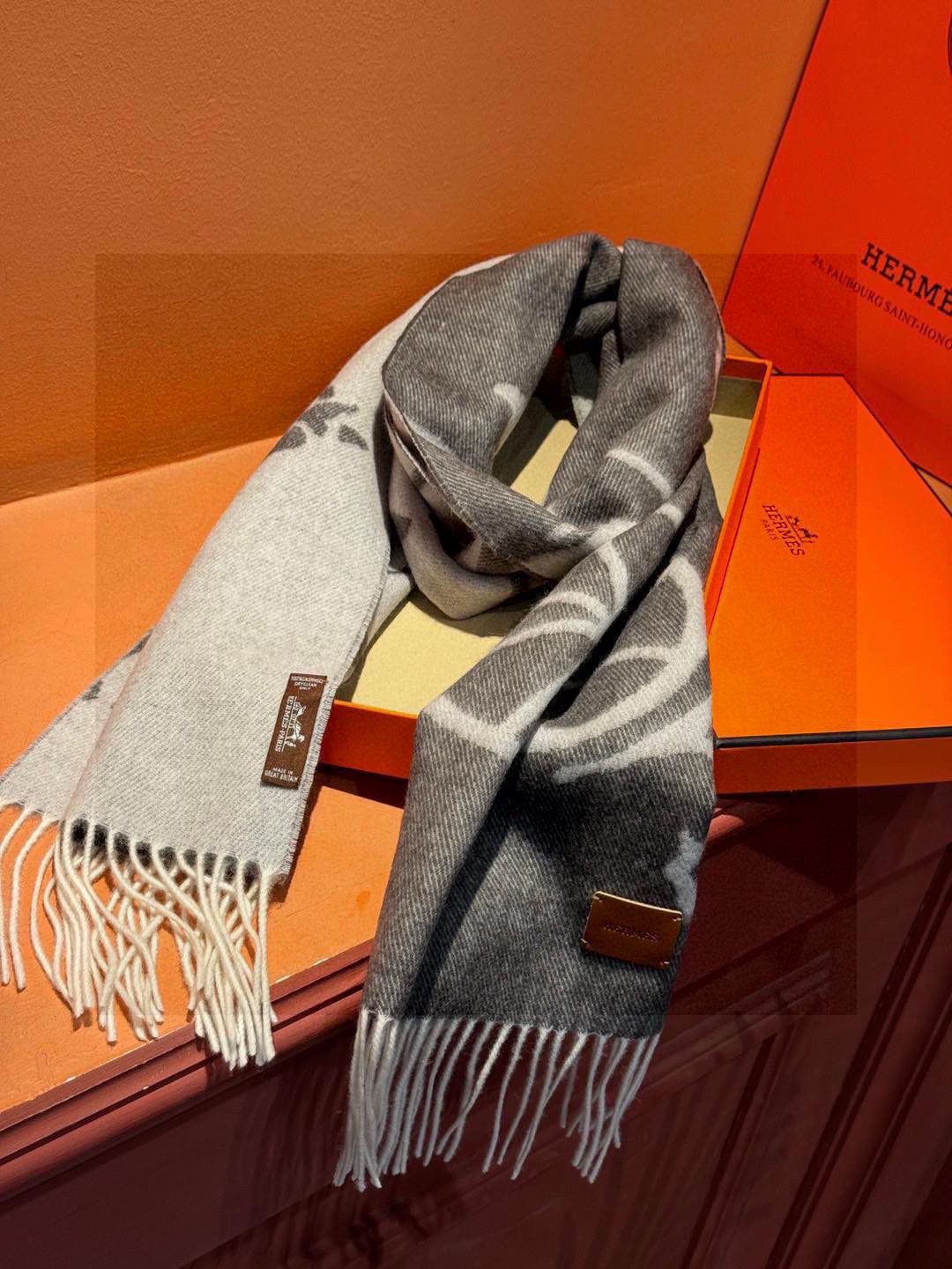   爱马仕👍巴黎时装展商务男士女士羊绒围巾。代工厂臻选上乘的超细羊绒纤维 进行纯手工精梳处理 耗时耗力 