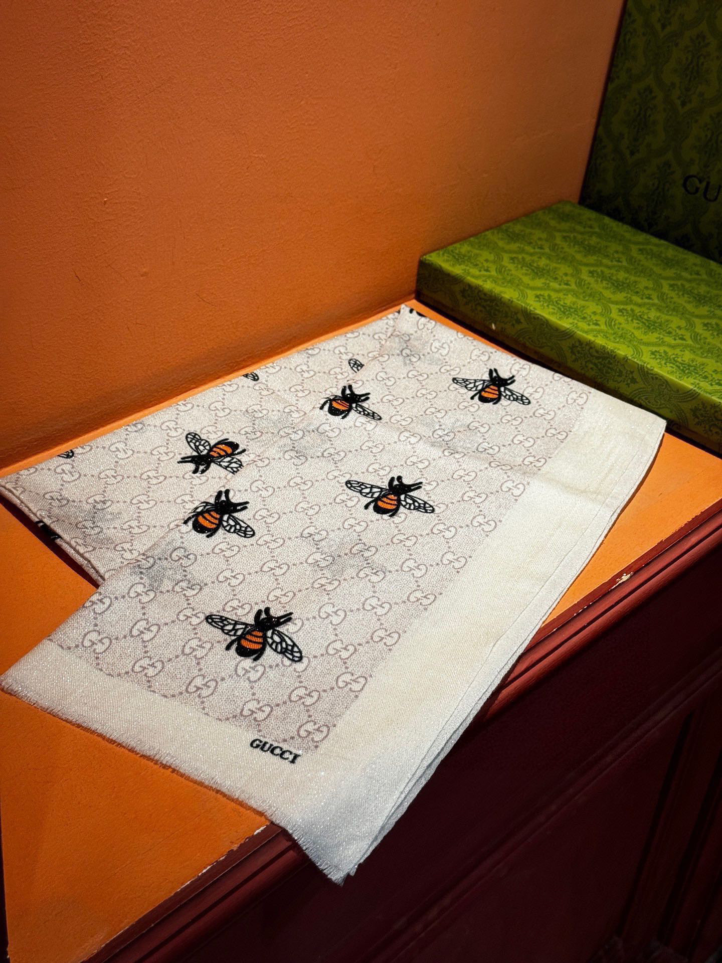   【会发光发亮的围巾】自带高级气场。气质时髦！！！】蜜蜂一直是Gucci钟爱的元素，上身很显年轻气质感