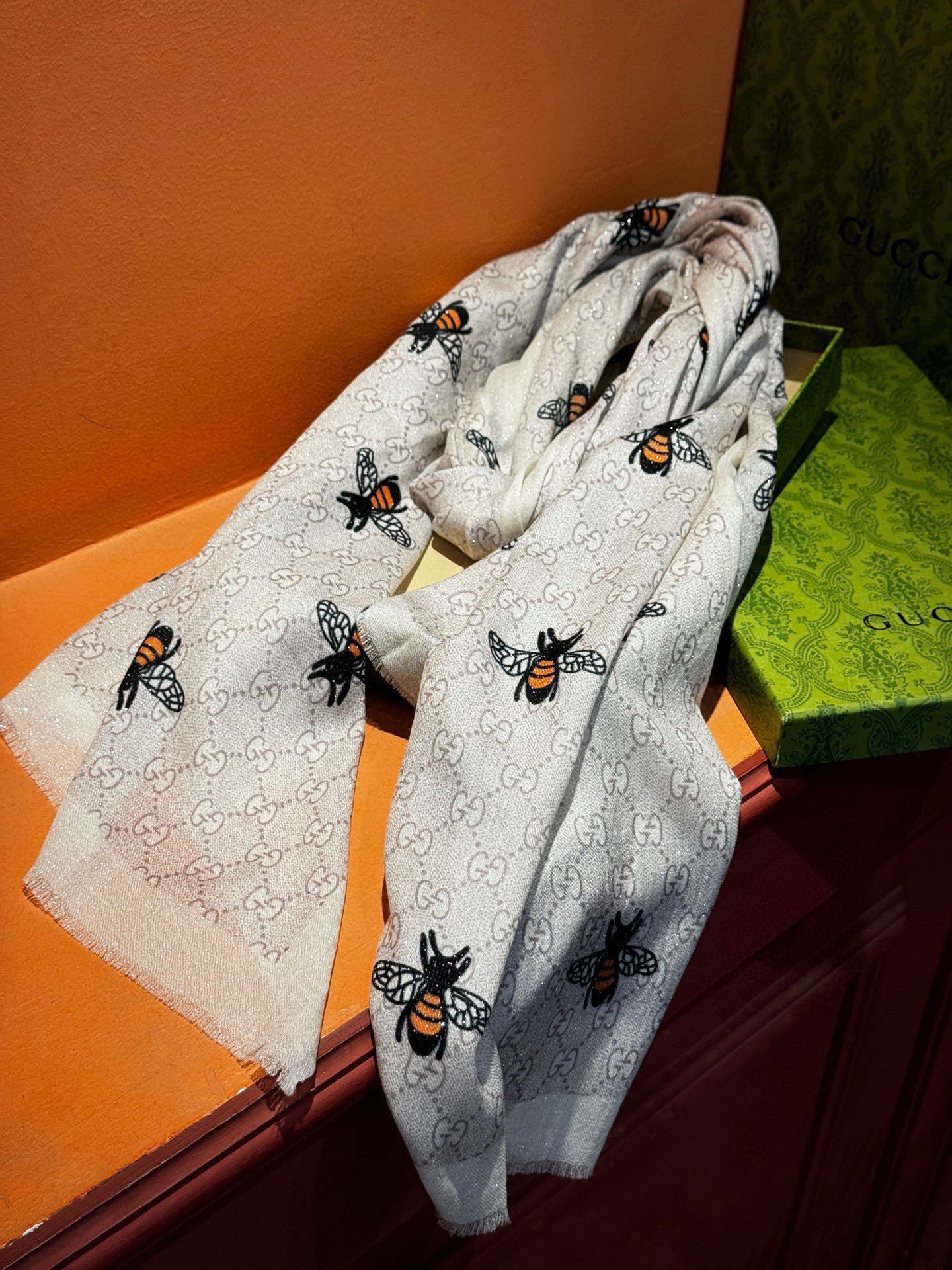   【会发光发亮的围巾】自带高级气场。气质时髦！！！】蜜蜂一直是Gucci钟爱的元素，上身很显年轻气质感