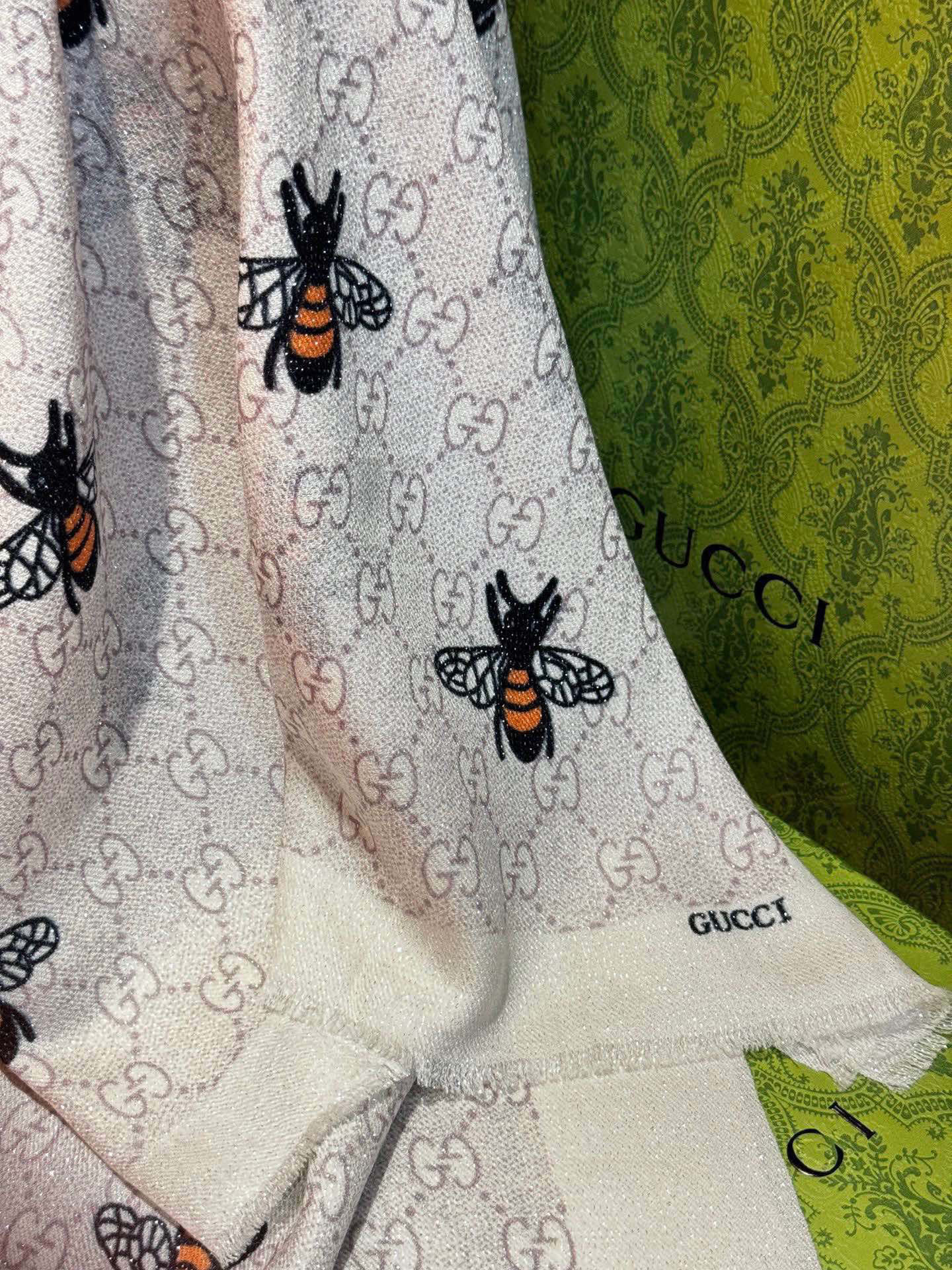   【会发光发亮的围巾】自带高级气场。气质时髦！！！】蜜蜂一直是Gucci钟爱的元素，上身很显年轻气质感