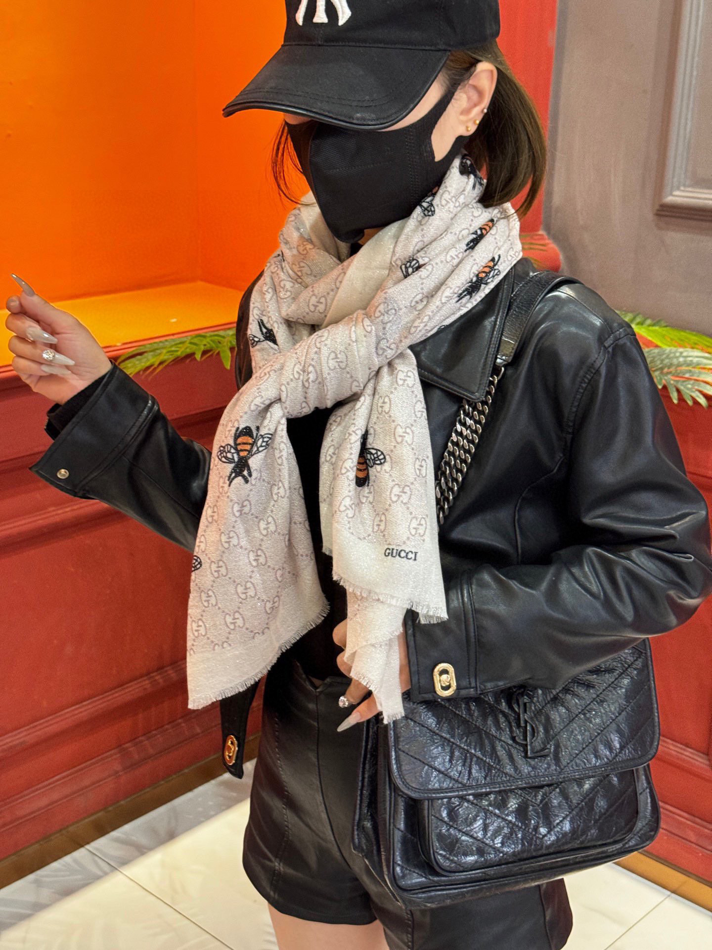   【会发光发亮的围巾】自带高级气场。气质时髦！！！】蜜蜂一直是Gucci钟爱的元素，上身很显年轻气质感