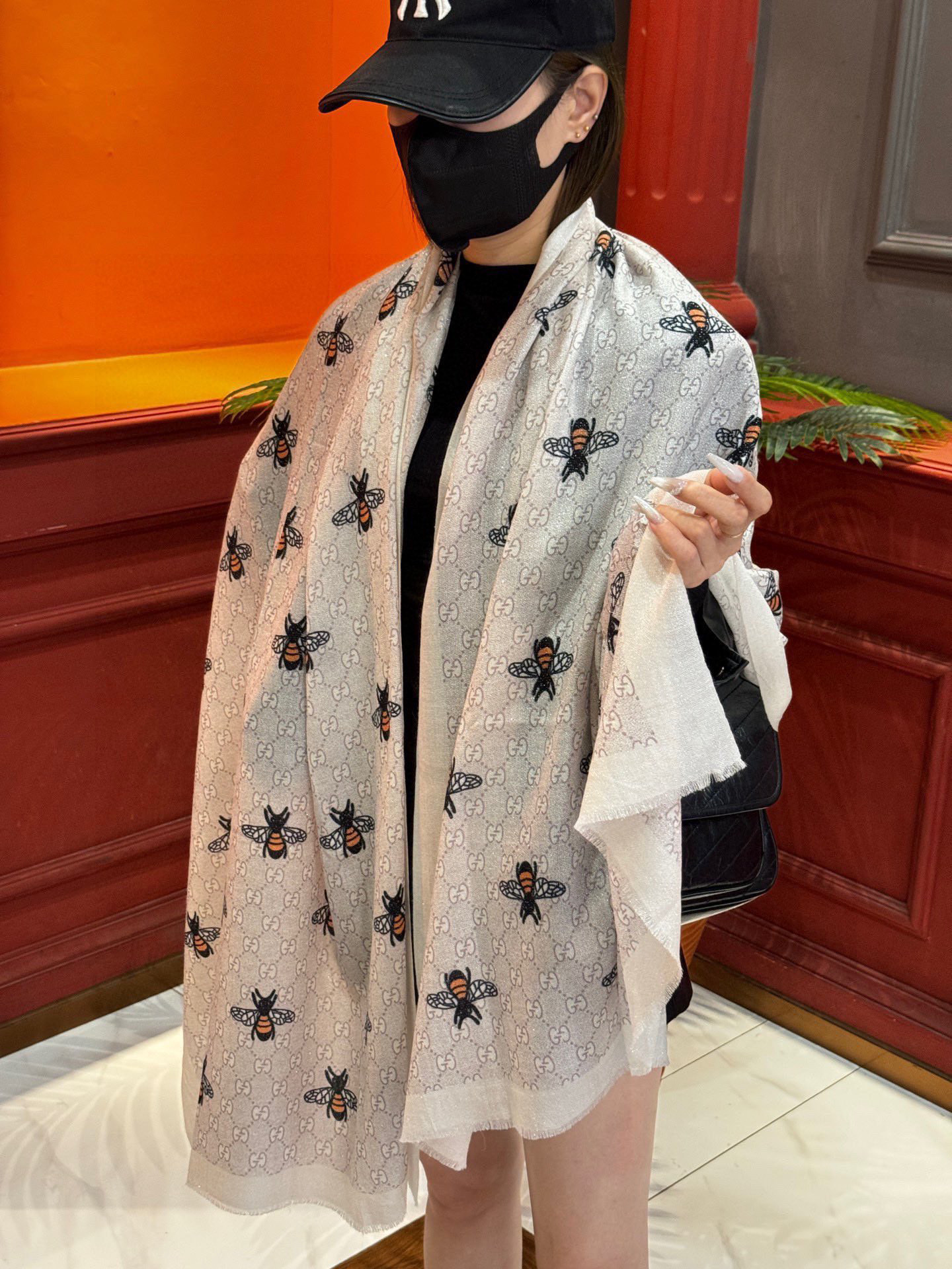   【会发光发亮的围巾】自带高级气场。气质时髦！！！】蜜蜂一直是Gucci钟爱的元素，上身很显年轻气质感