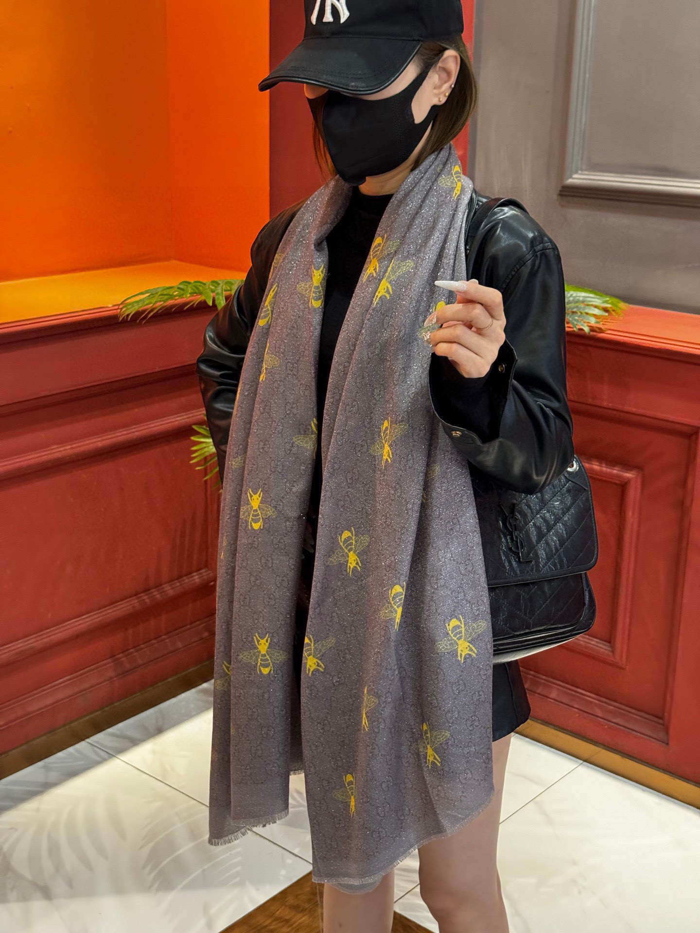   【会发光发亮的围巾】自带高级气场。气质时髦！！！】蜜蜂一直是Gucci钟爱的元素，上身很显年轻气质感