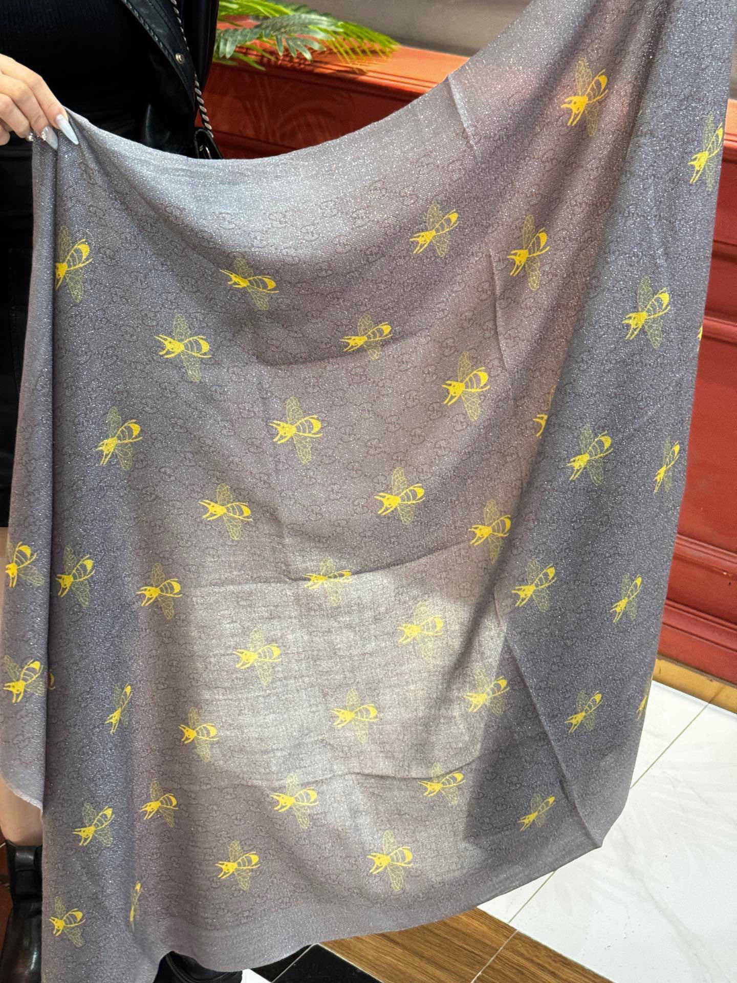   【会发光发亮的围巾】自带高级气场。气质时髦！！！】蜜蜂一直是Gucci钟爱的元素，上身很显年轻气质感