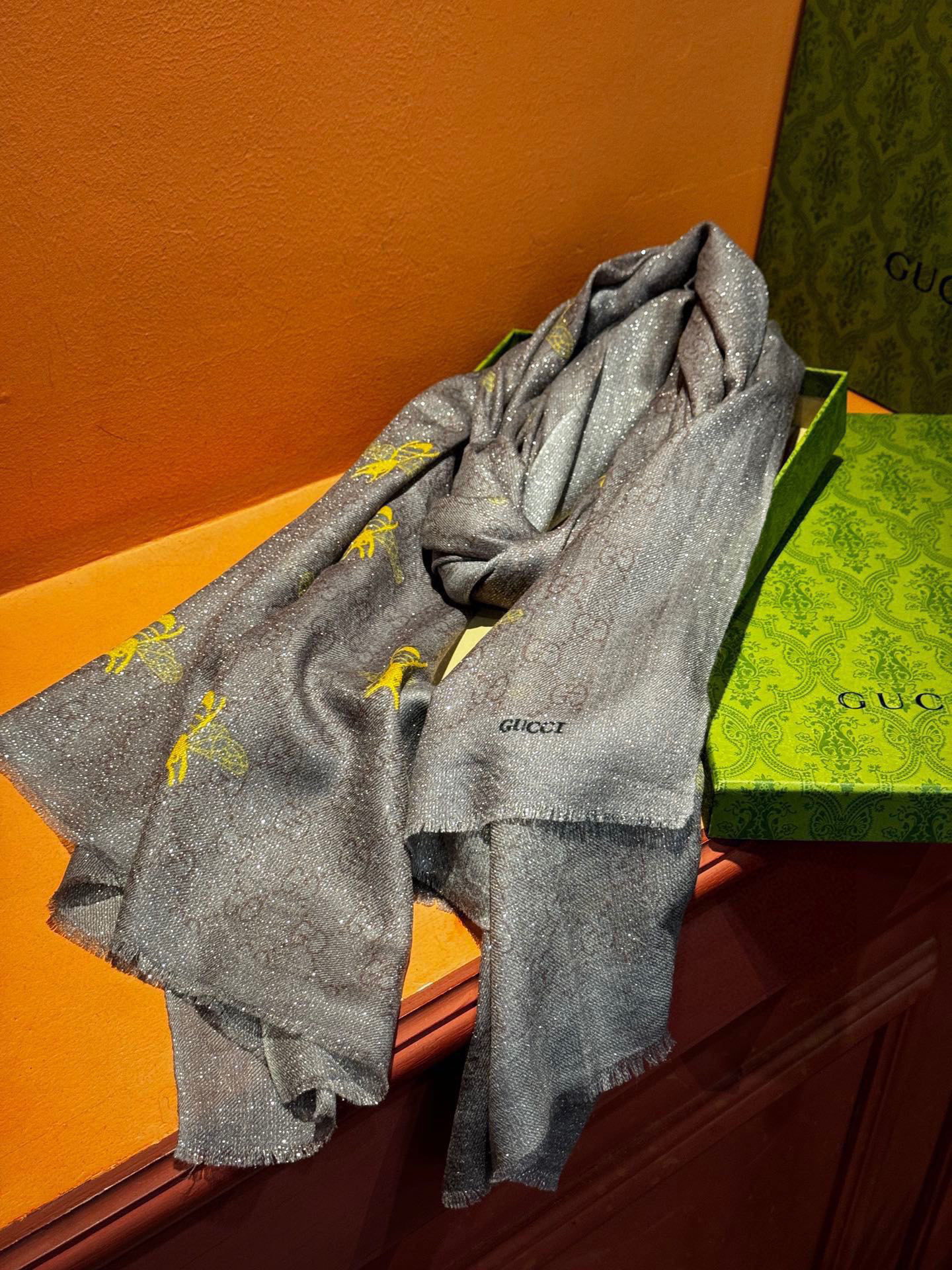   【会发光发亮的围巾】自带高级气场。气质时髦！！！】蜜蜂一直是Gucci钟爱的元素，上身很显年轻气质感