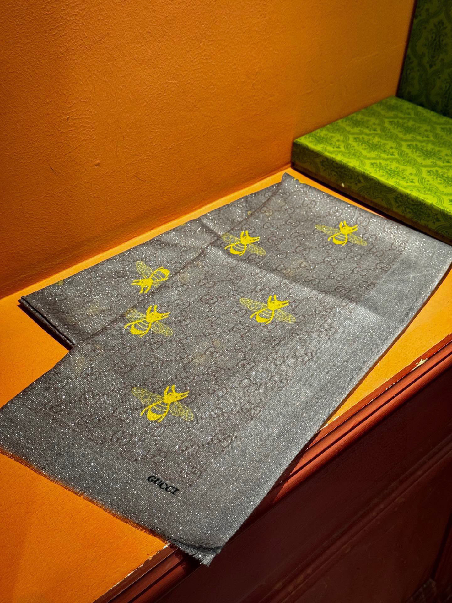   【会发光发亮的围巾】自带高级气场。气质时髦！！！】蜜蜂一直是Gucci钟爱的元素，上身很显年轻气质感