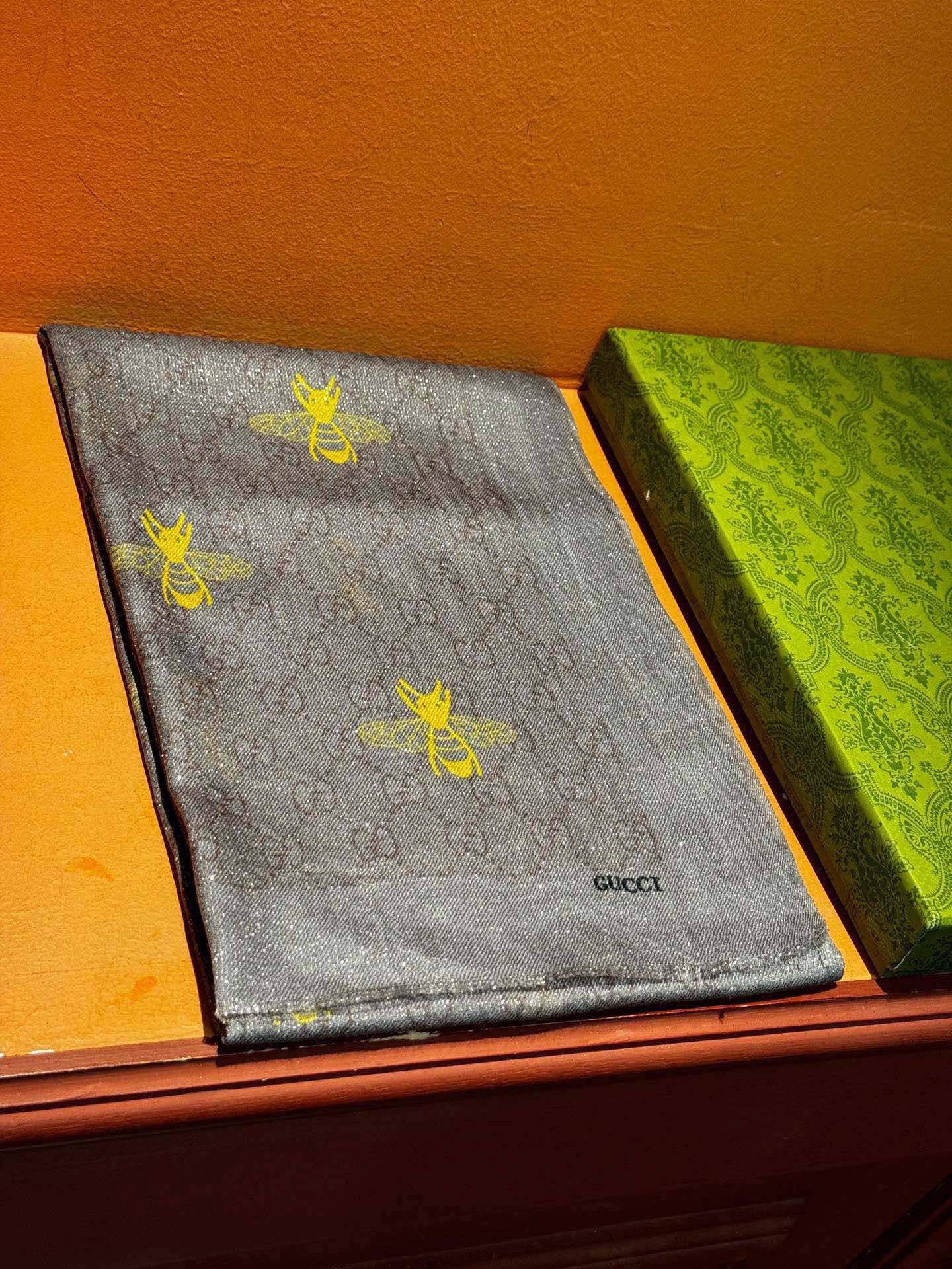   【会发光发亮的围巾】自带高级气场。气质时髦！！！】蜜蜂一直是Gucci钟爱的元素，上身很显年轻气质感