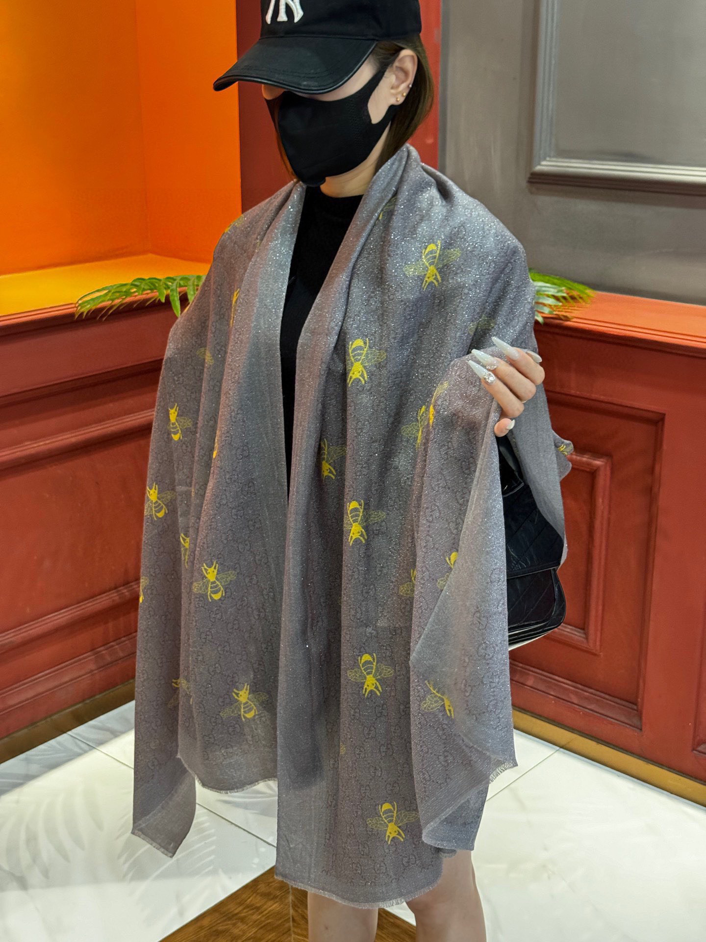 NO:338623,[A scarf that will shine] has its own high-end aura. It is fashionable in temperament!  !  !  】Bees have always been a favorite element of Gucci, and their upper body shows a young temperament!  !  Simple brand!  !  The latest model in early spring, simple but very high-end. This season's fabric is super high-end, and the real thing is really amazing~!  !  The upper body effect logo is looming, very lively, with elegant layers and textures. It is layered with a striking but not ostentatious sense of fame!  .!  !  Size specifications 100*200 Size ~ Two colors…High-version scarf, high-version scarf, gucci19860909【会发光发亮的围巾】自带高级气场.气质时髦！！！】蜜蜂一直是Gucci钟爱的元素,上身很显年轻气质感！！简约大牌！！早春最最新款,简约但看着又非常高级,这季面料超高级,实物打开真的被惊艳了~！！上身效果logo若隐若现,非常灵动.层次优雅质感.层层叠叠出醒目而不张扬的华丽名媛感！.！！尺寸规格100*200 尺寸~两个色…高版本围巾,高版本围巾,gucci,scarf