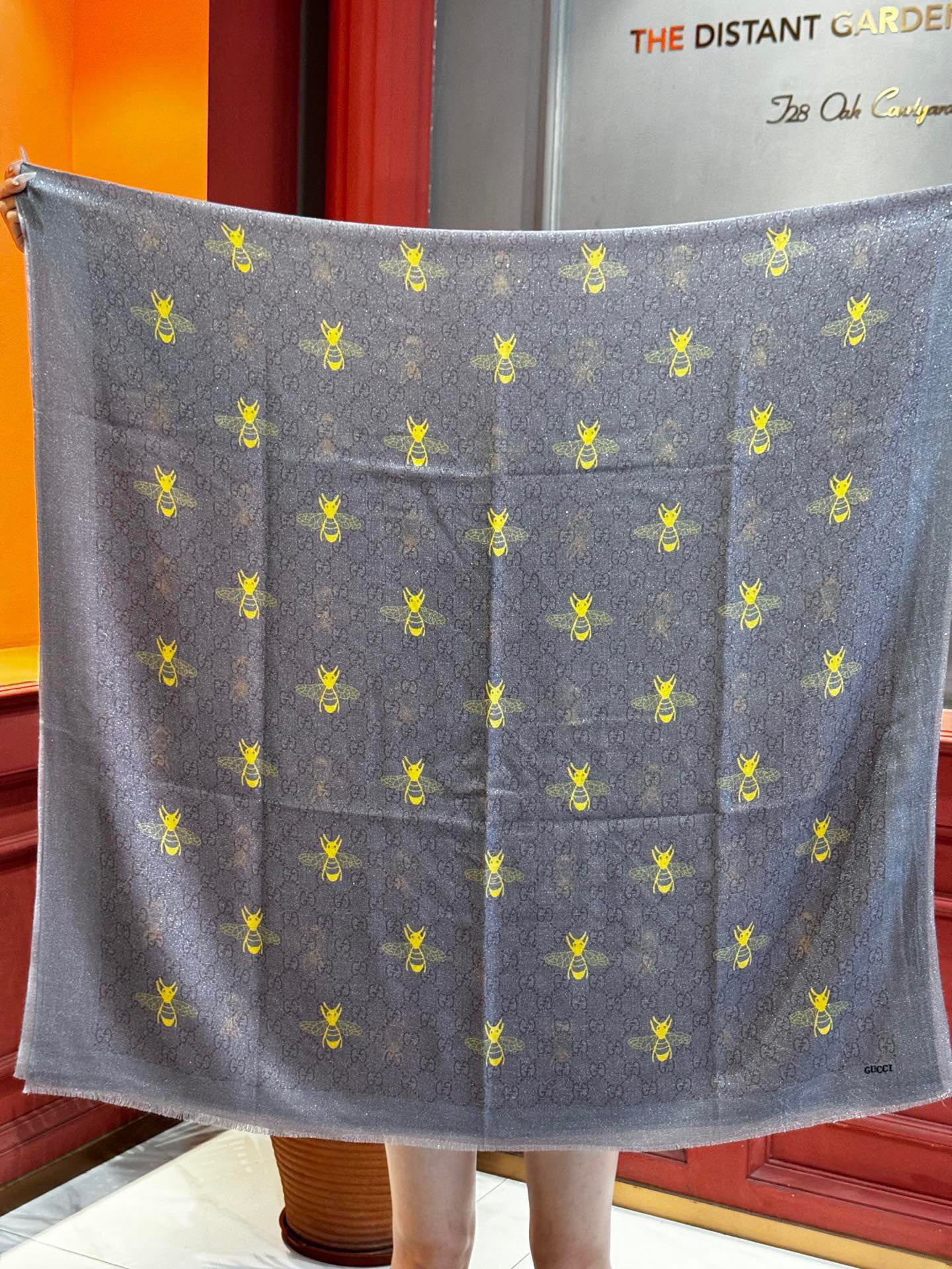   【会发光发亮的围巾】自带高级气场。气质时髦！！！】蜜蜂一直是Gucci钟爱的元素，上身很显年轻气质感