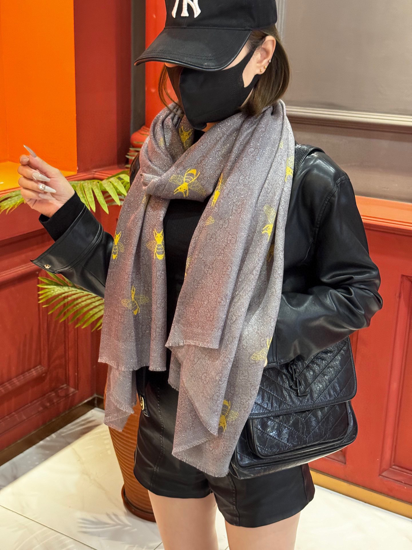   【会发光发亮的围巾】自带高级气场。气质时髦！！！】蜜蜂一直是Gucci钟爱的元素，上身很显年轻气质感