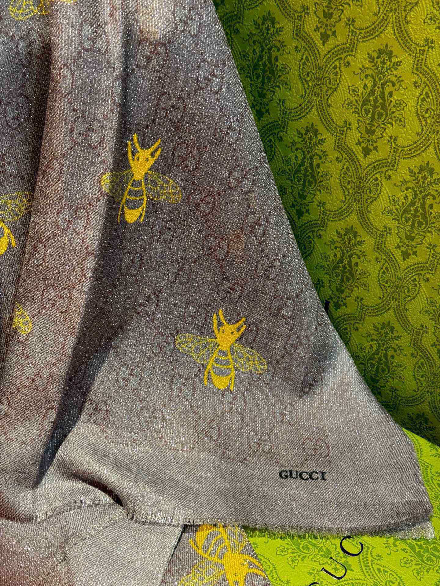   【会发光发亮的围巾】自带高级气场。气质时髦！！！】蜜蜂一直是Gucci钟爱的元素，上身很显年轻气质感