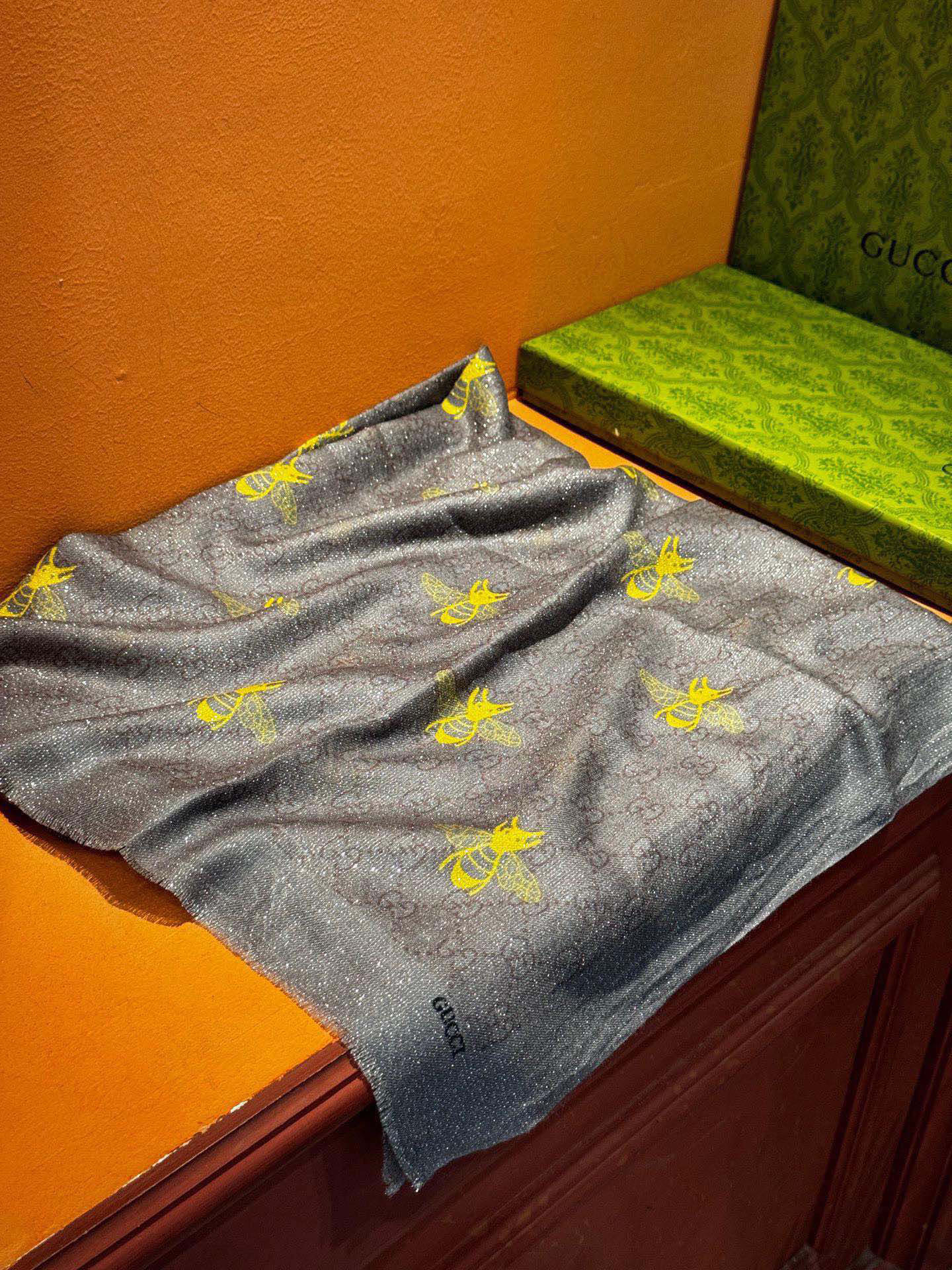   【会发光发亮的围巾】自带高级气场。气质时髦！！！】蜜蜂一直是Gucci钟爱的元素，上身很显年轻气质感