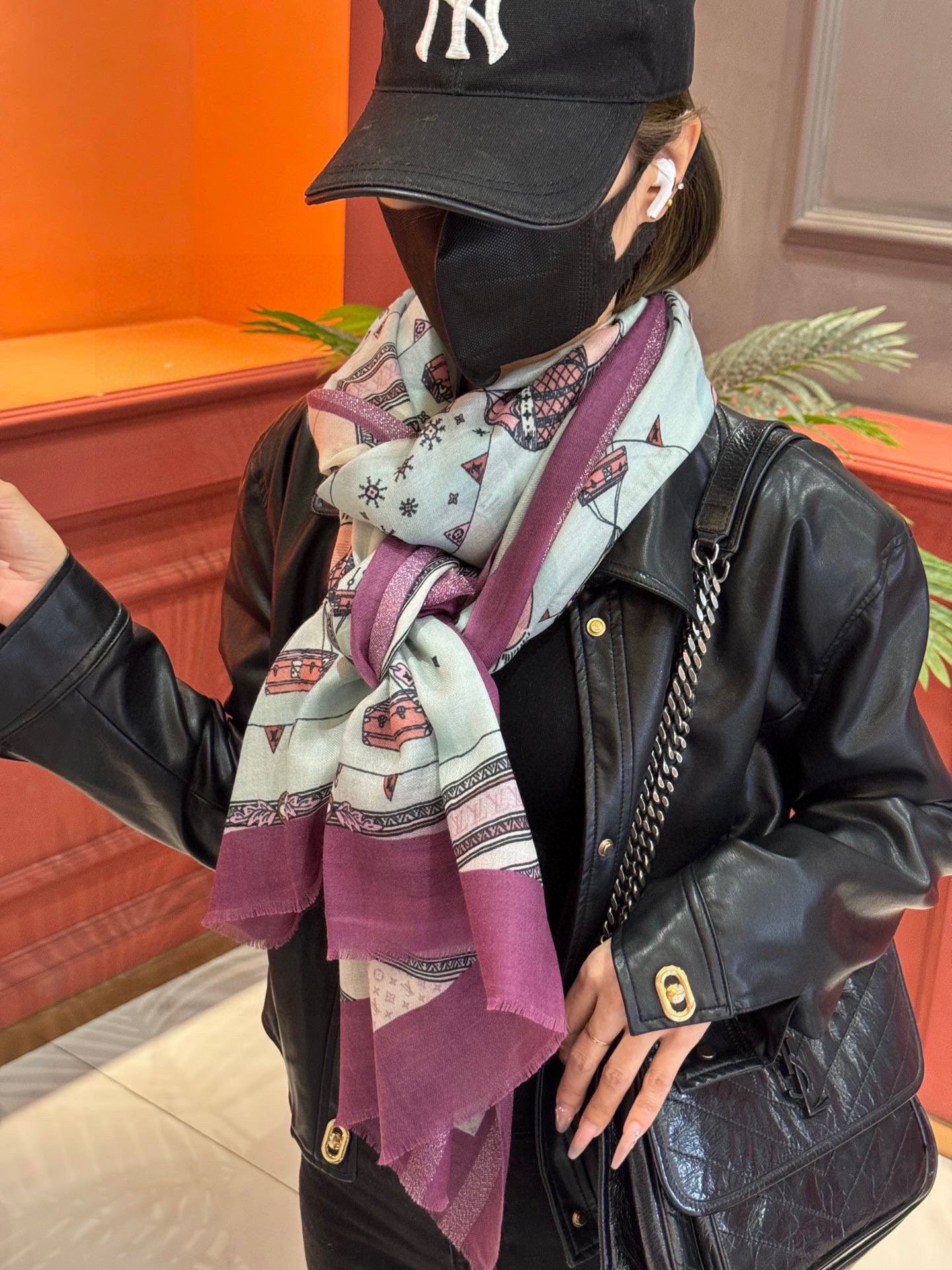   会发光发亮的围巾【热气球】 and Away 系列，致意路易威登的旅行传承。描绘 Monogram 