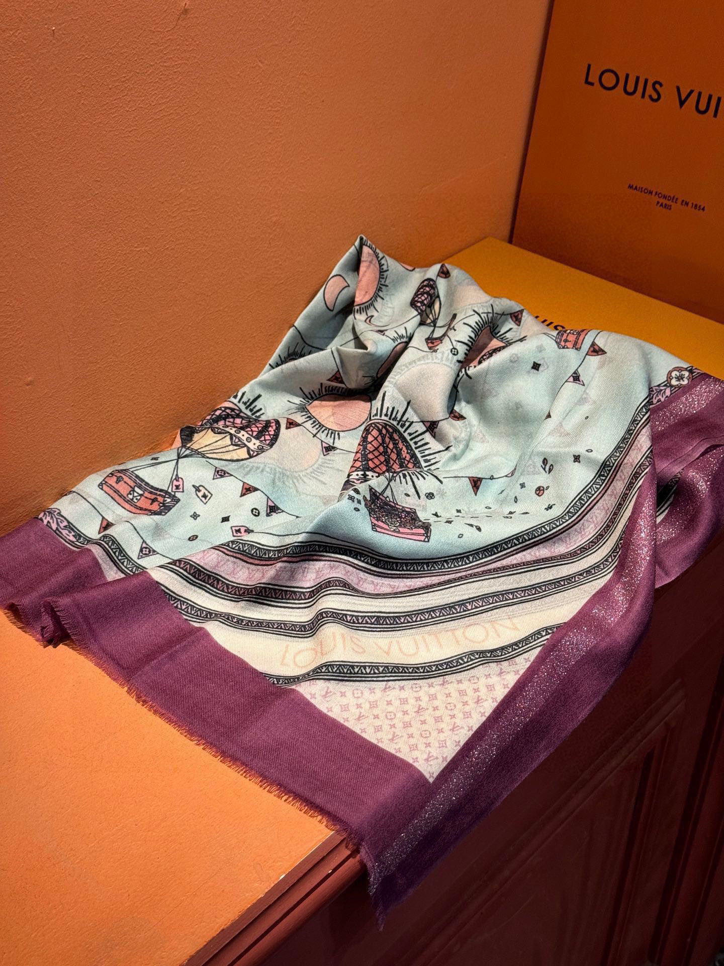   会发光发亮的围巾【热气球】 and Away 系列，致意路易威登的旅行传承。描绘 Monogram 