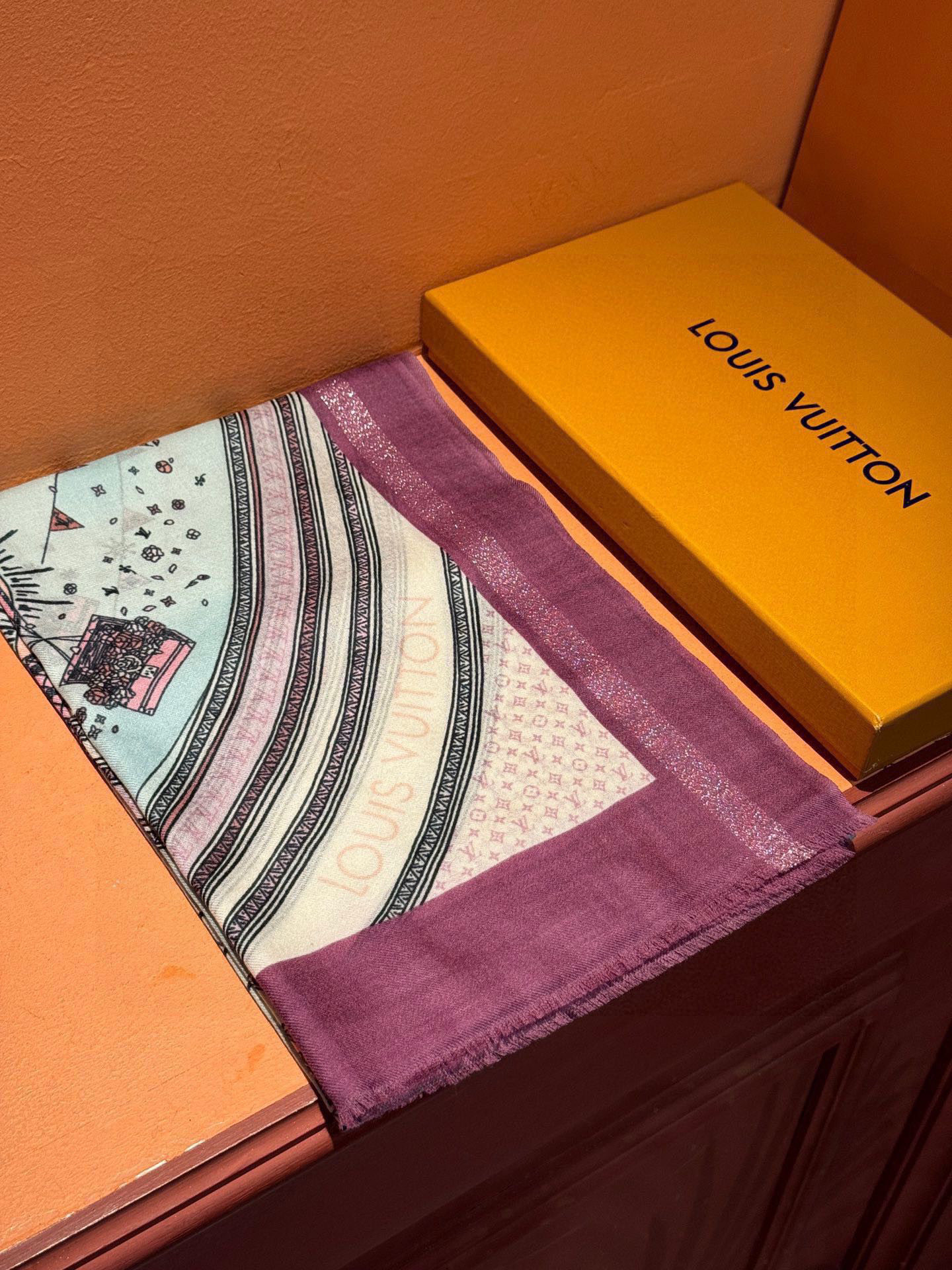   会发光发亮的围巾【热气球】 and Away 系列，致意路易威登的旅行传承。描绘 Monogram 