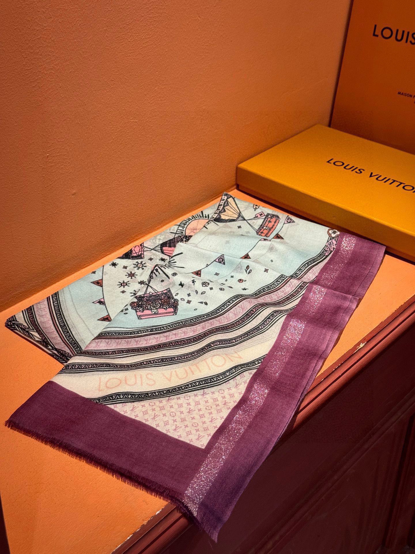   会发光发亮的围巾【热气球】 and Away 系列，致意路易威登的旅行传承。描绘 Monogram 