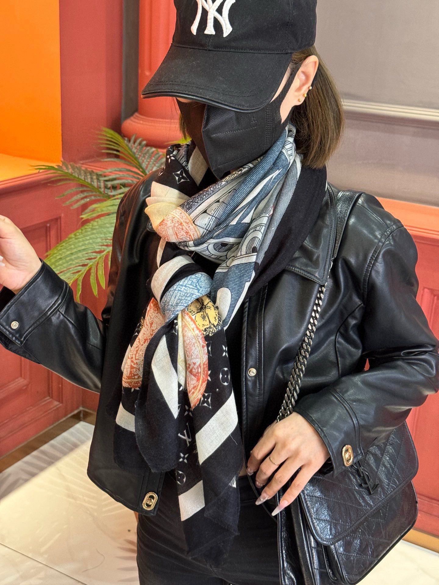   上新真心赞‼️【LV】薄羊绒长巾本款 羊绒长巾专柜同步‼️喷墨工艺呈现鲜活色彩。品质超级好‼️重磅巨