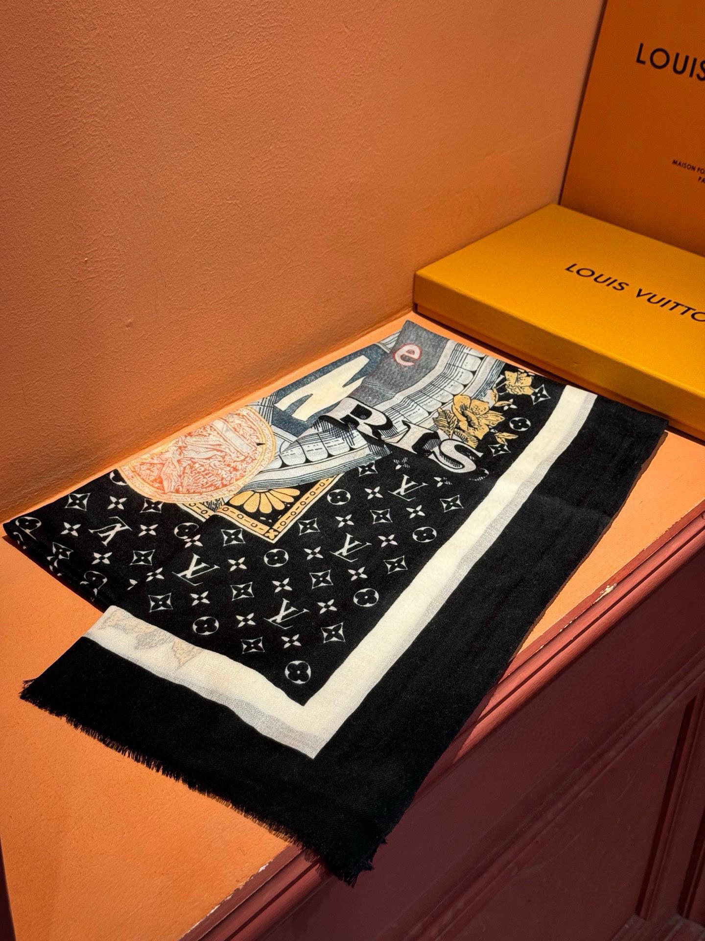   上新真心赞‼️【LV】薄羊绒长巾本款 羊绒长巾专柜同步‼️喷墨工艺呈现鲜活色彩。品质超级好‼️重磅巨