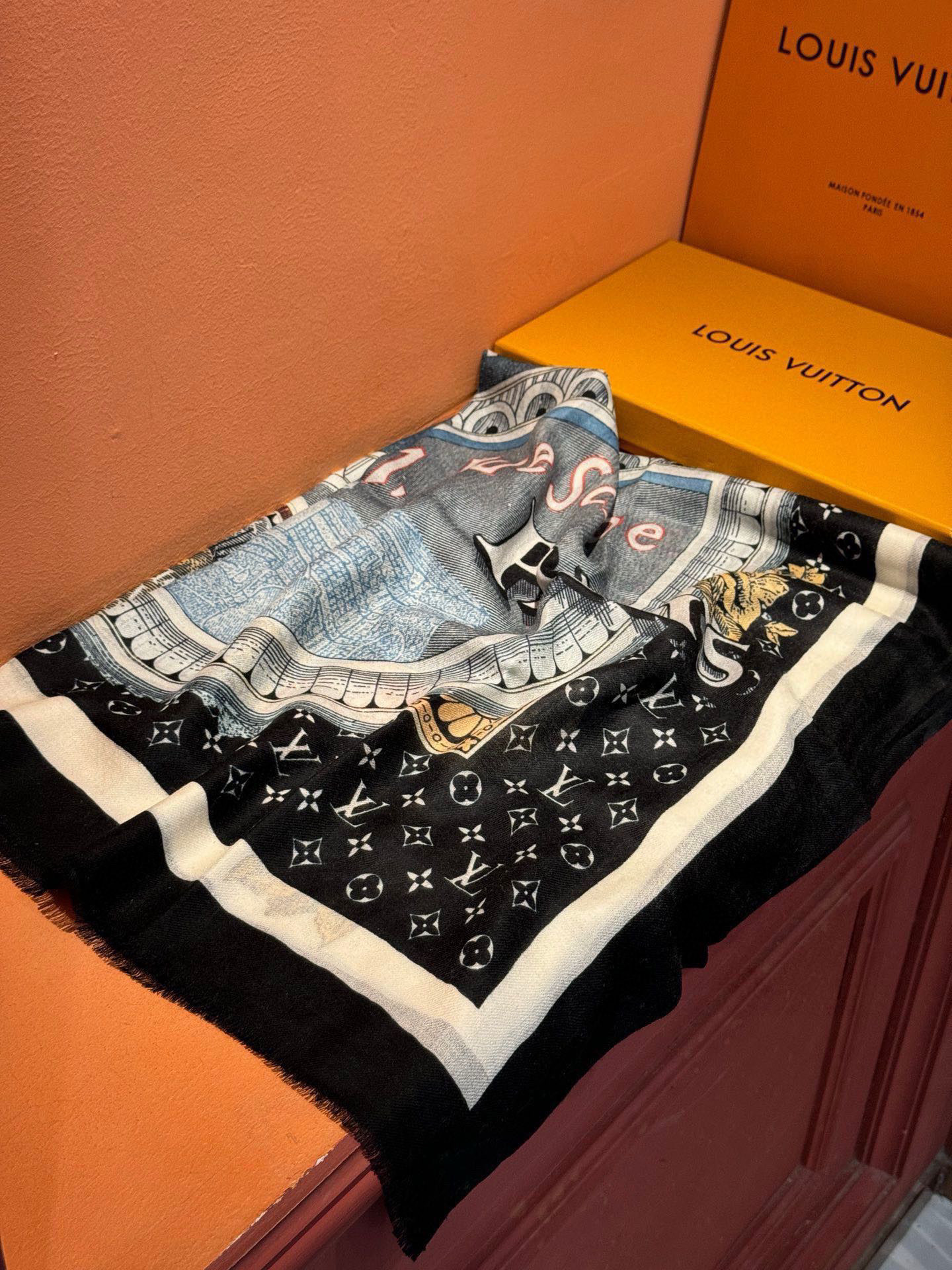   上新真心赞‼️【LV】薄羊绒长巾本款 羊绒长巾专柜同步‼️喷墨工艺呈现鲜活色彩。品质超级好‼️重磅巨