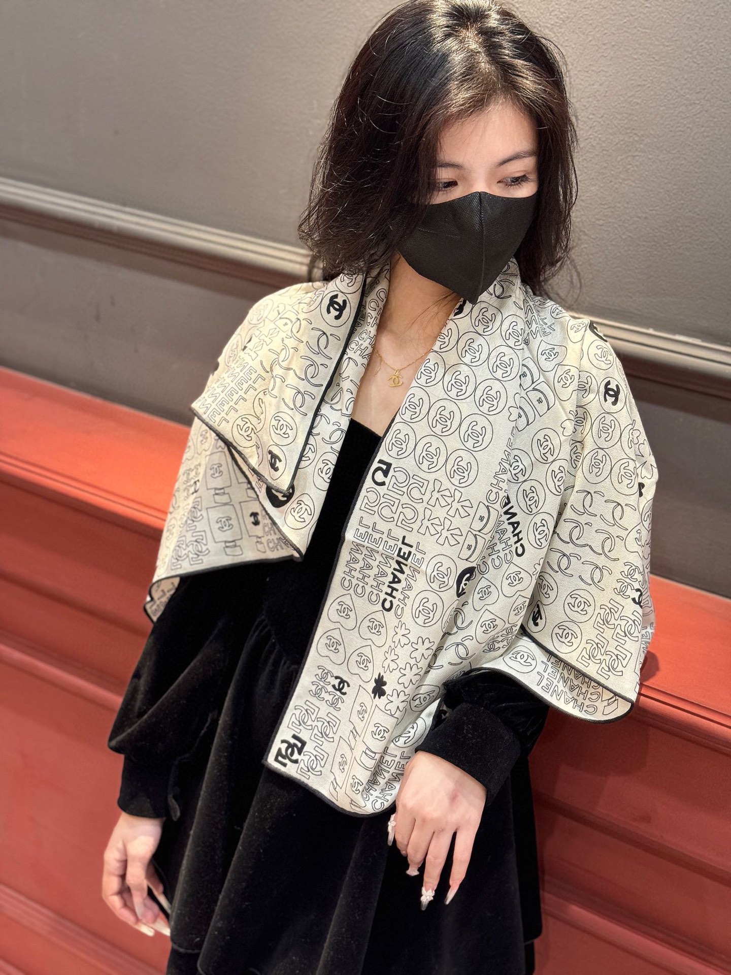 NO:338578,New [2025Chanel] Classic camellia elegant Coco style, Chanel's latest diamond velvet scarf~ The temperament is in the bones, the fabric of the fragrant grandma in the new season is super high-end, really soft, smooth, and very tough. It is not easy to be easily hooked!  The new series released this year~ is really beautiful with this design. Chanel's silk scarf is definitely a representative of elegance. A small-scented silk scarf will give you the best match!  !  Must-enter!  The upper body effect is so elegant and elegant, very lively. The layers are elegant and the texture is layered to create a gorgeous and not ostentatious sense of celebrity. The pattern is dotted diamond pattern design~ the lines feel more textured, and the powder must be 110*110cm in size. The upper body effect is really beautiful (it is more touching when paired with clothing, shoes and bags)!  The real thing is definitely more beautiful!  Classic black and white high-version scarf, high-version scarf, chanel, chanel19860909上新【2025Chanel】 经典茶花优雅Coco风,Chanel最新菱格丝绒大方巾~气质到骨子里,香奶奶新一季的面料超高级,真心超级柔软,丝丝顺滑,韧性很强 不容易被轻易勾丝！今年新出的系列~真的被这样的设计美到,香奈儿家的丝巾绝对是优雅的代表,一条小香的丝巾,给你最好的搭配！！ 必入！上身效果简直优雅气质到不行,非常灵动.层次优雅质感.层层叠叠出醒目而不张扬的华丽名媛感,图案是虚线菱格纹设计~线条感更显质感,香粉必入 110*110cm 的尺寸,上身效果真的不用多说的美(搭配服饰鞋包更有感觉)！实物绝对更美！经典黑白色高版本围巾,高版本围巾,chanel,chanel,scarf