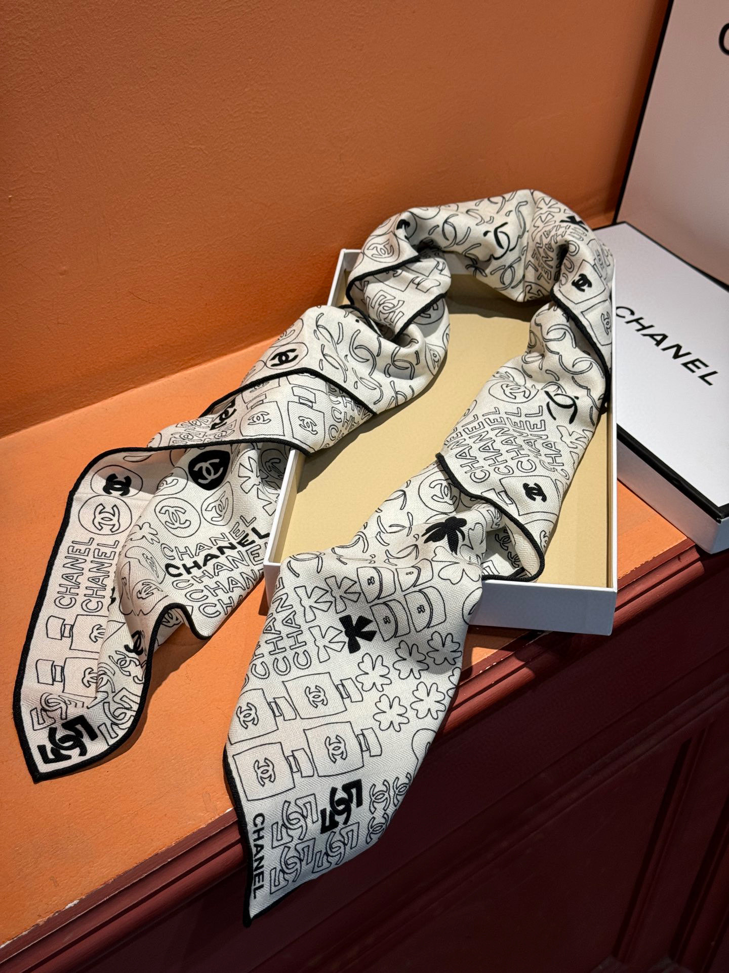   上新❤️
【2025Chanel】 
经典茶花优雅Coco风，Chanel最新菱格丝绒大方巾~气质到