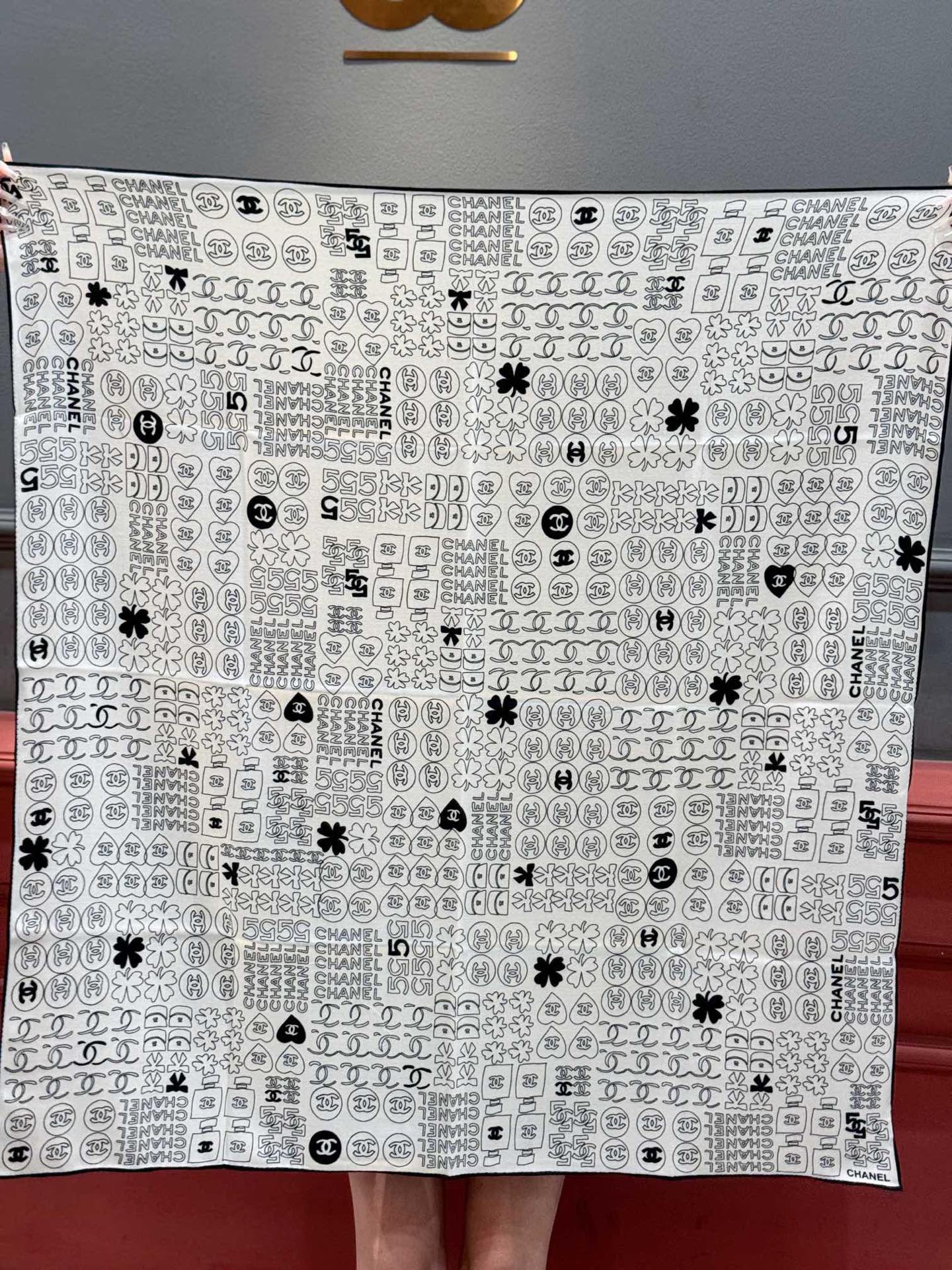   上新❤️
【2025Chanel】 
经典茶花优雅Coco风，Chanel最新菱格丝绒大方巾~气质到