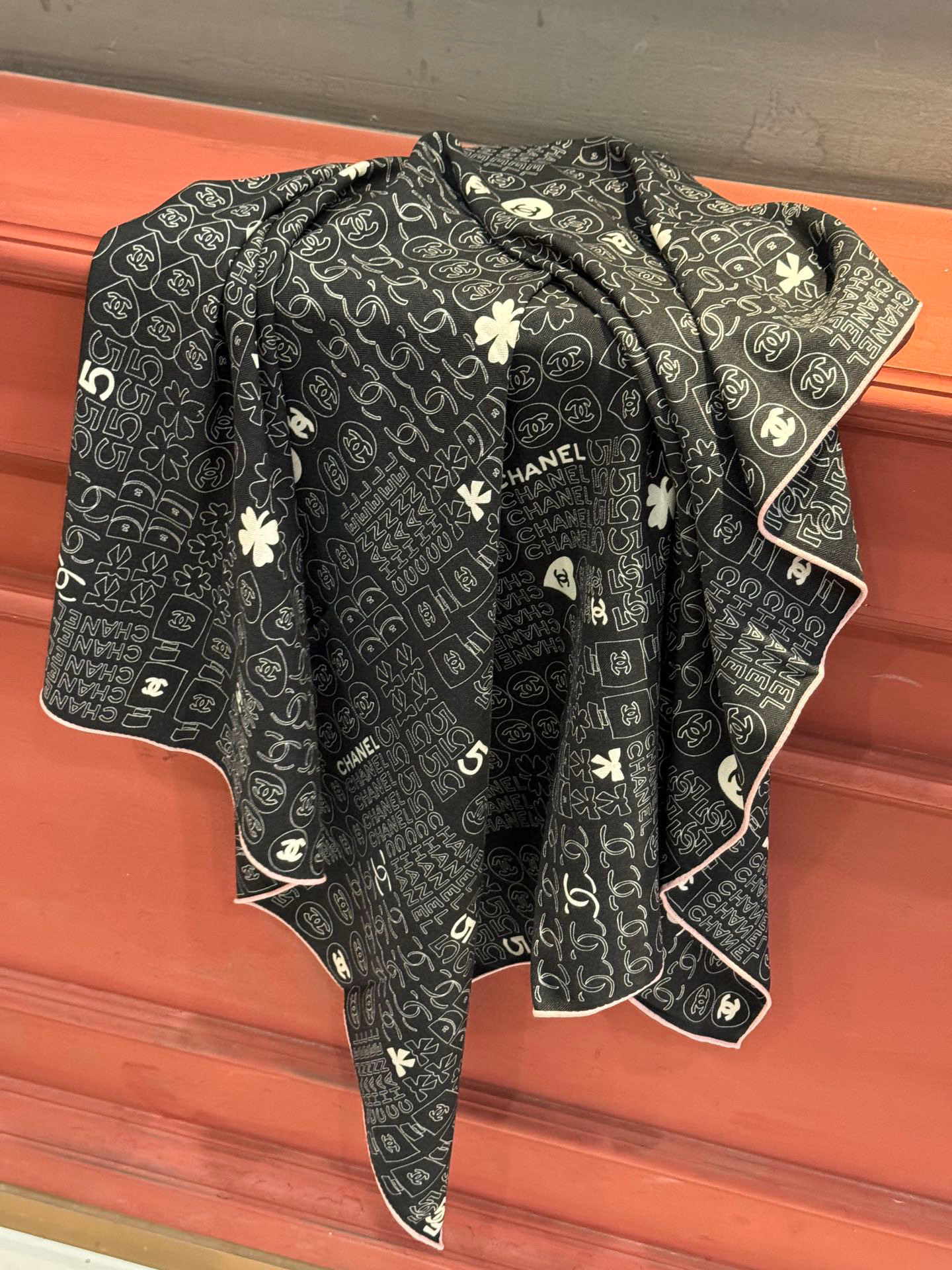   上新❤️
【2025Chanel】 
经典茶花优雅Coco风，Chanel最新菱格丝绒大方巾~气质到