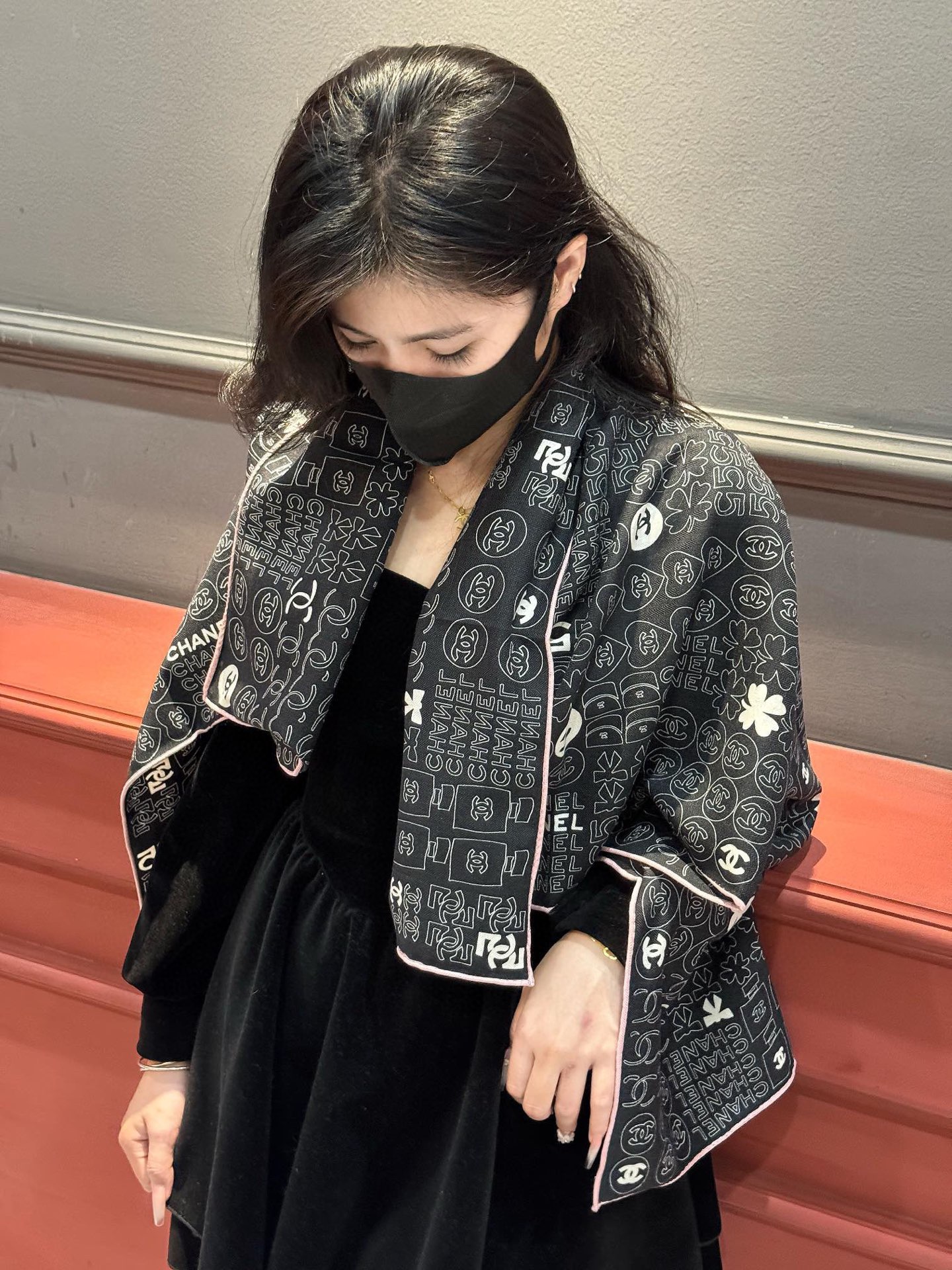   上新❤️
【2025Chanel】 
经典茶花优雅Coco风，Chanel最新菱格丝绒大方巾~气质到