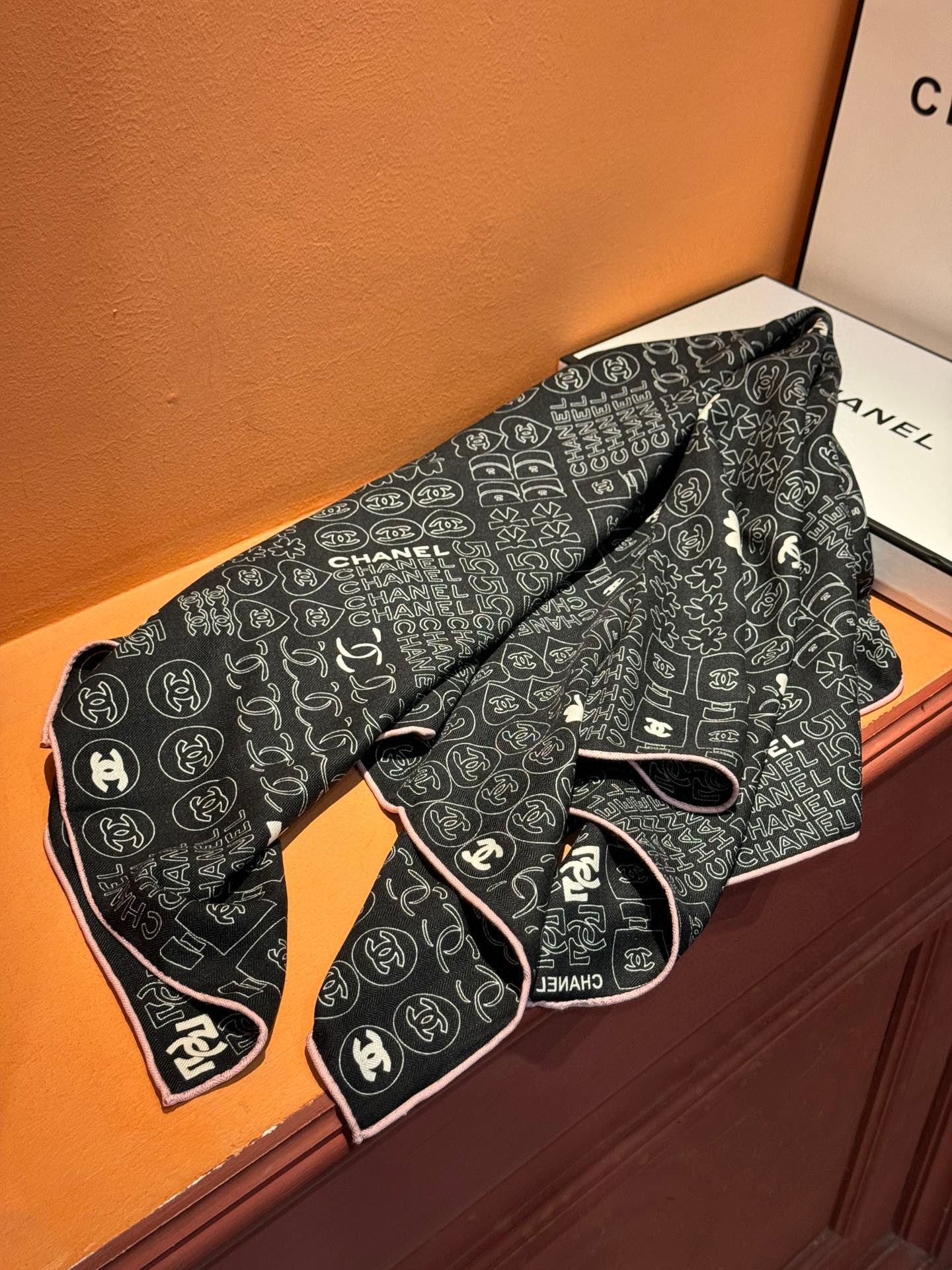   上新❤️
【2025Chanel】 
经典茶花优雅Coco风，Chanel最新菱格丝绒大方巾~气质到