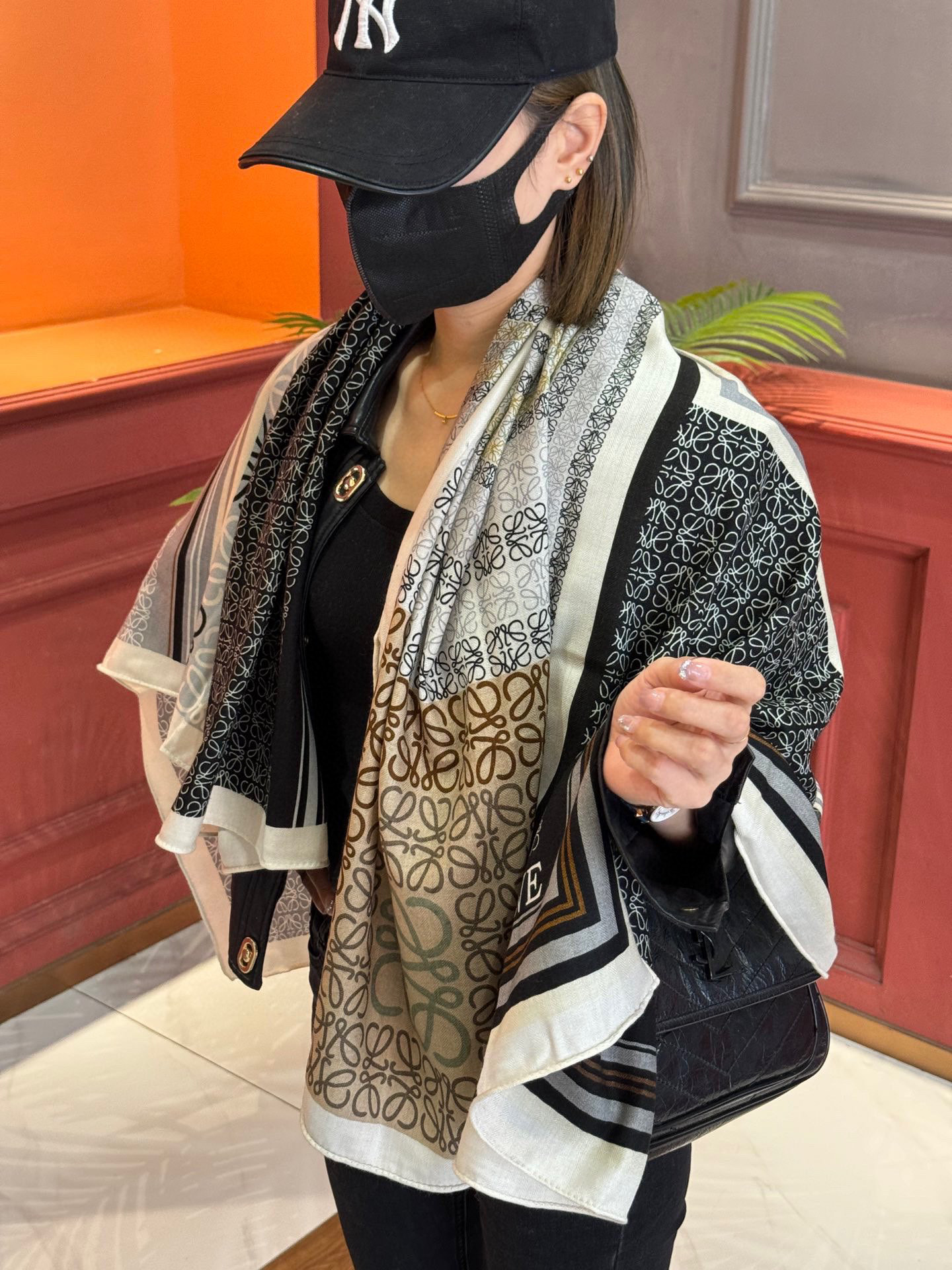 NO:338601,High-end version [New Loewe Loewe counter new model, a high-end and non-similar good thing!  !  !  】The range of ability can bring everyone the best quality, and this price is really good for your mother!  [Scared good product, loewe classic love letters large logo limited series square scarf, real foreign original order good product!  The authentic original craftsmanship!  Any combination can reflect the style of fashion, and the texture is great. Size: 140*140cm. Material: silk + cashmere high-version scarf, high-version scarf, loewe, loewe, real silk19860909高定版【上新 Loewe罗意威专柜新款,高级又不撞款的好东西！！！】能力范围能带给大家最好的品质,这个价格真的亲妈到家！【吓一跳的好货,loewe经典love字母大Logo限定系列方巾,真正的国外原单好货！正儿八经的原版工艺！随便一搭就能体现出时尚范,质感倍儿棒 尺寸:140*140cm.材质:真丝+羊绒高版本围巾,高版本围巾,loewe,loewe,real silk,scarf