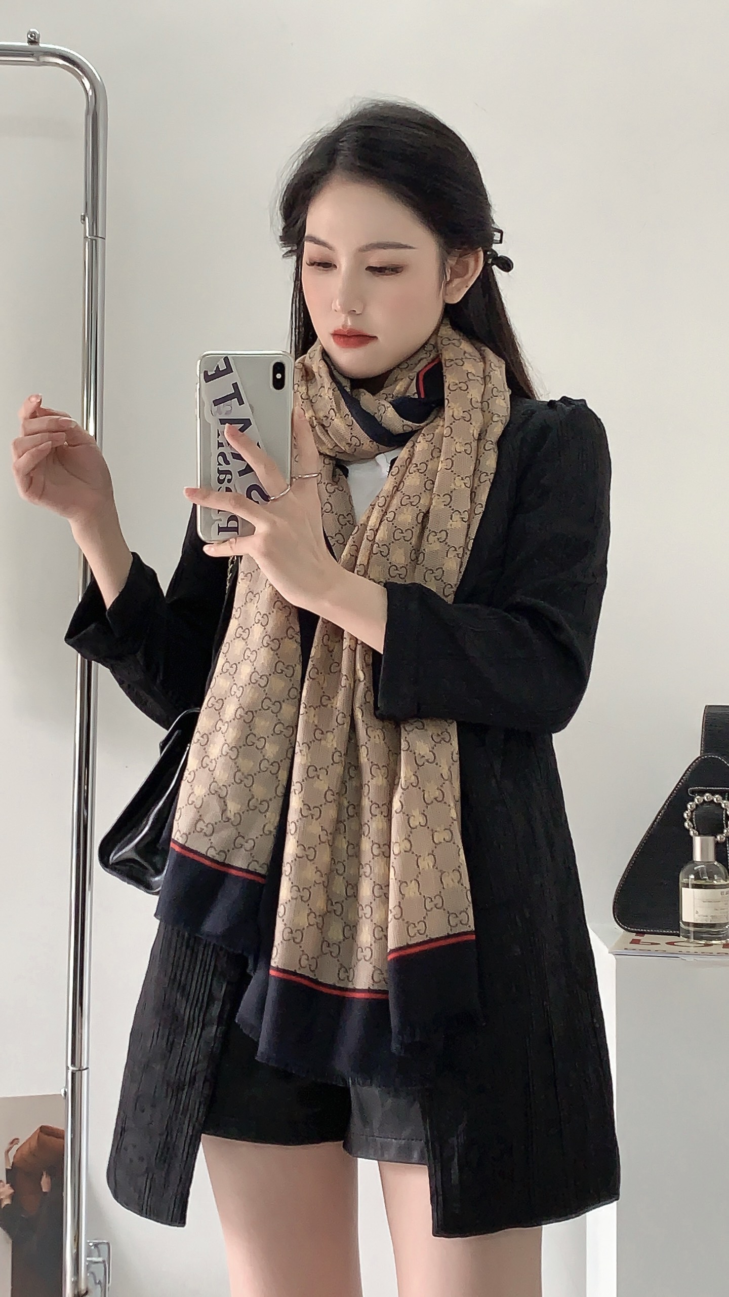    ✨✨GUCCI新款！ 印花工艺  稀疏层次设计  配以精美  真心特别  上身简直了‼️ 围着不说