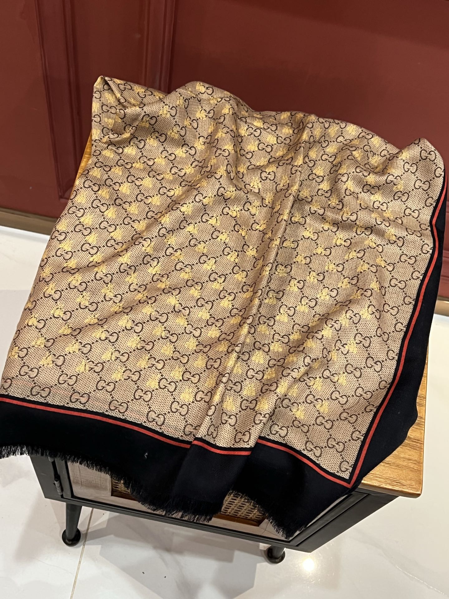    ✨✨GUCCI新款！ 印花工艺  稀疏层次设计  配以精美  真心特别  上身简直了‼️ 围着不说