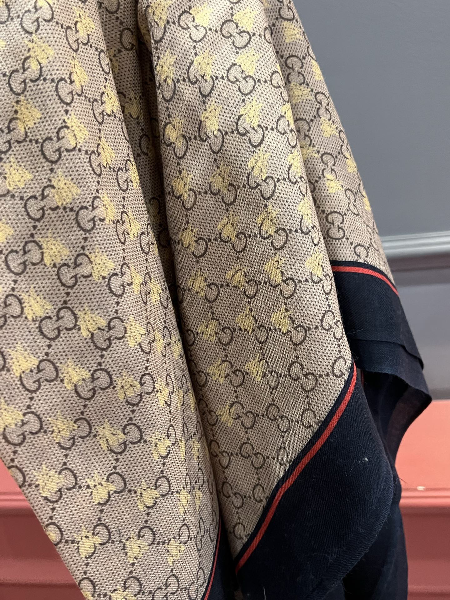    ✨✨GUCCI新款！ 印花工艺  稀疏层次设计  配以精美  真心特别  上身简直了‼️ 围着不说