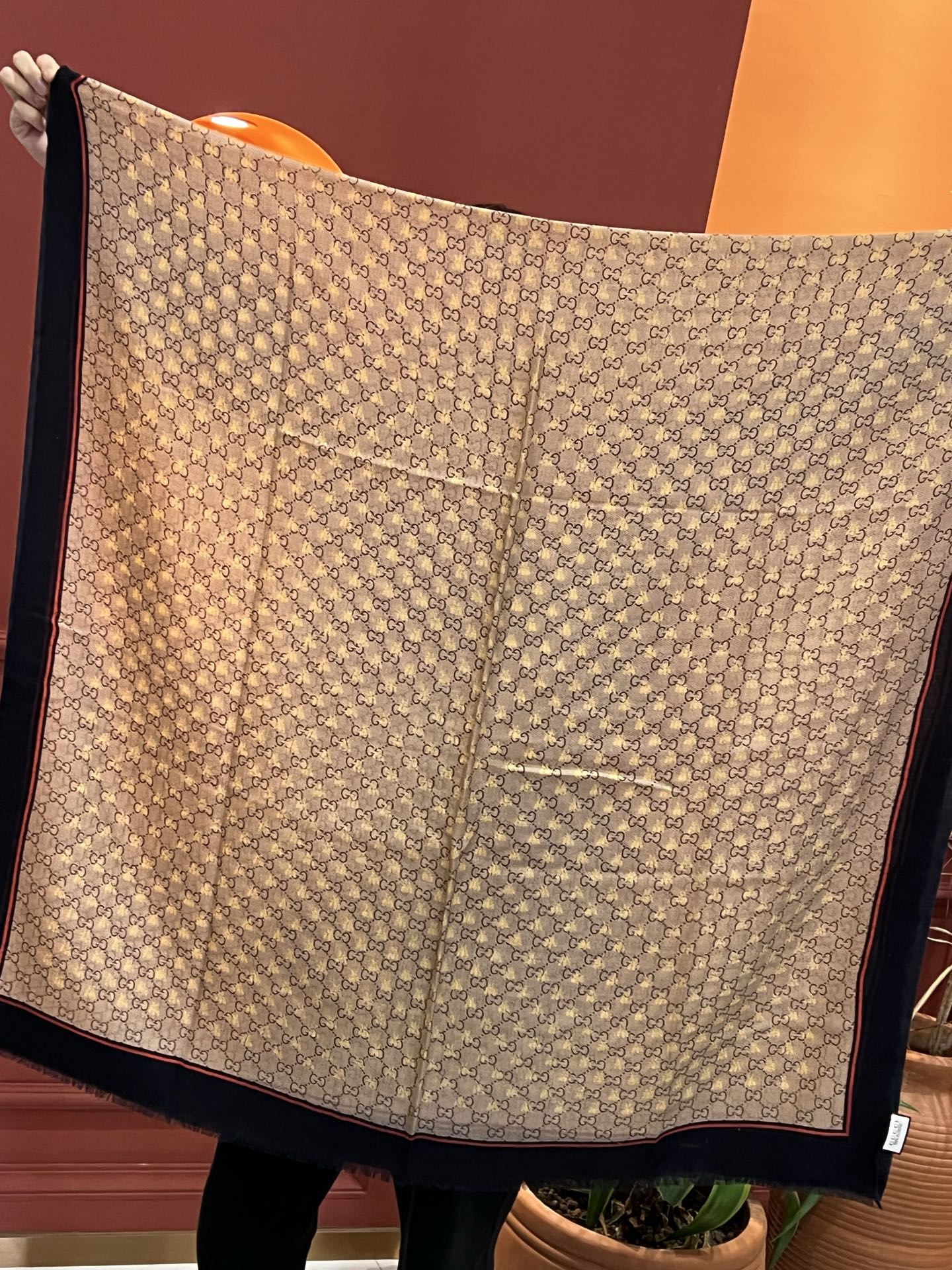    ✨✨GUCCI新款！ 印花工艺  稀疏层次设计  配以精美  真心特别  上身简直了‼️ 围着不说