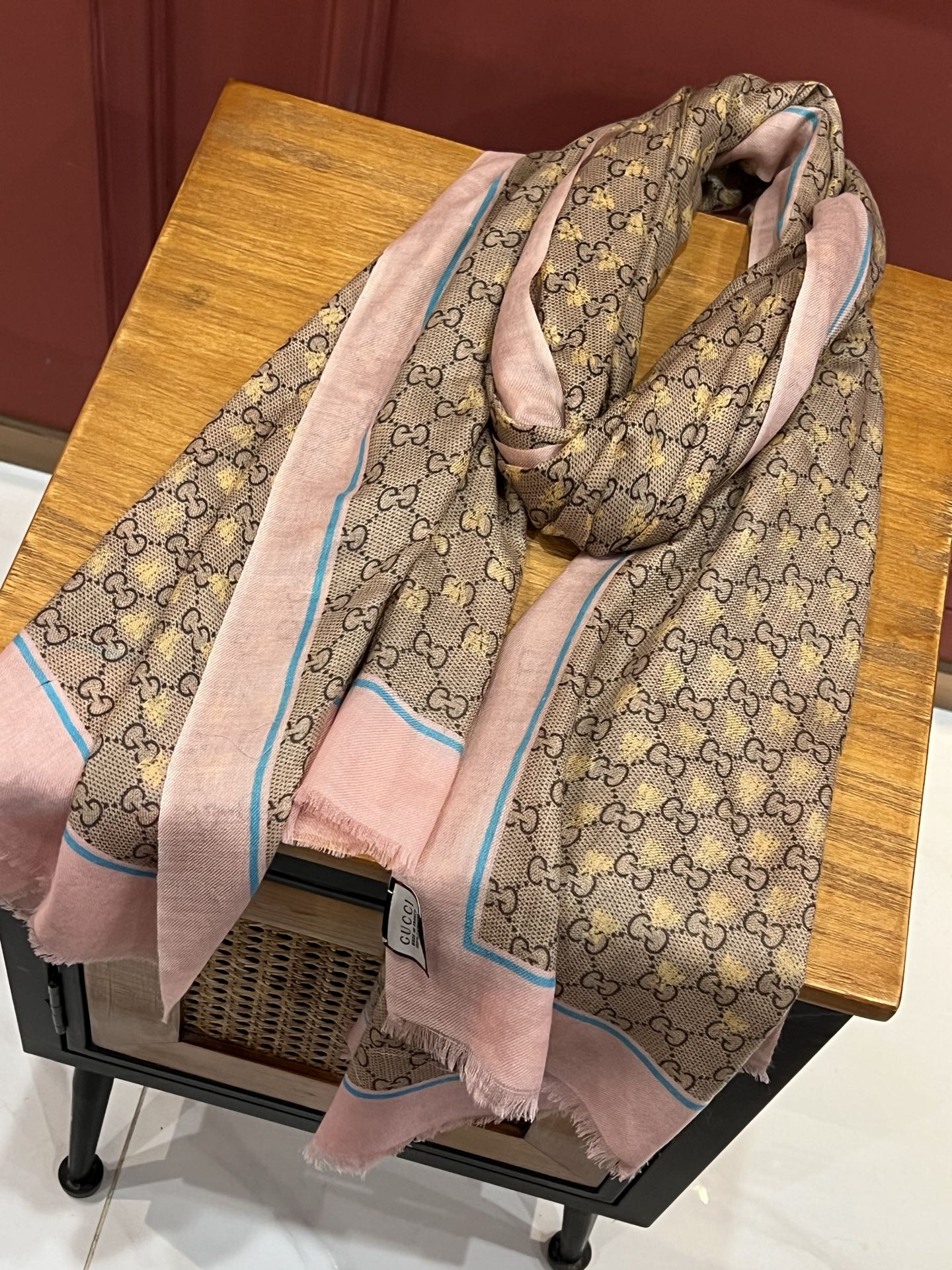    ✨✨GUCCI新款！ 印花工艺  稀疏层次设计  配以精美  真心特别  上身简直了‼️ 围着不说