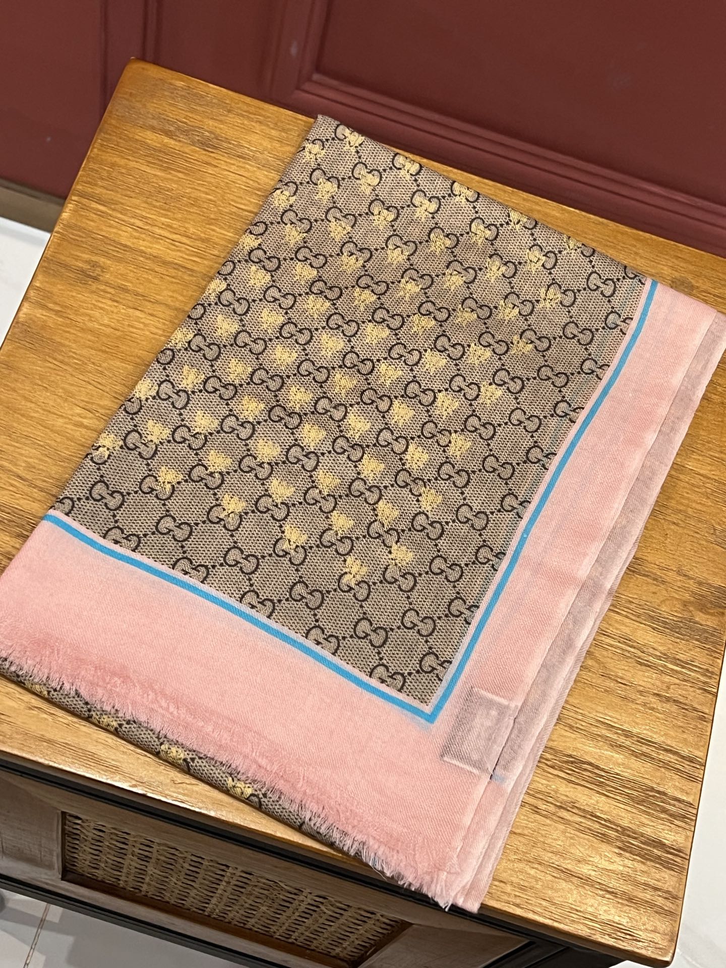    ✨✨GUCCI新款！ 印花工艺  稀疏层次设计  配以精美  真心特别  上身简直了‼️ 围着不说