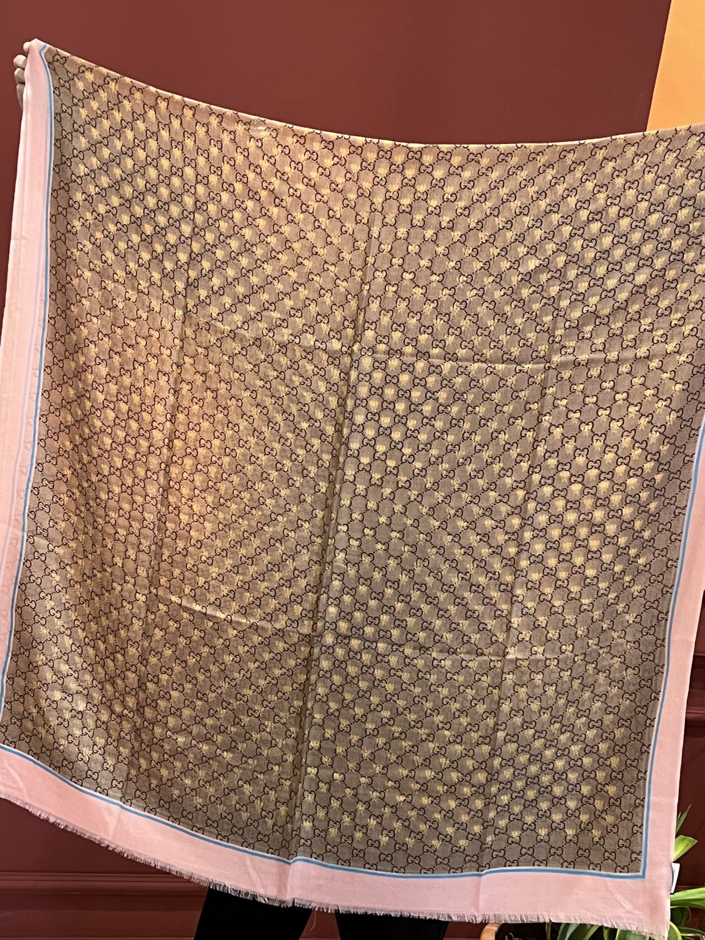    ✨✨GUCCI新款！ 印花工艺  稀疏层次设计  配以精美  真心特别  上身简直了‼️ 围着不说